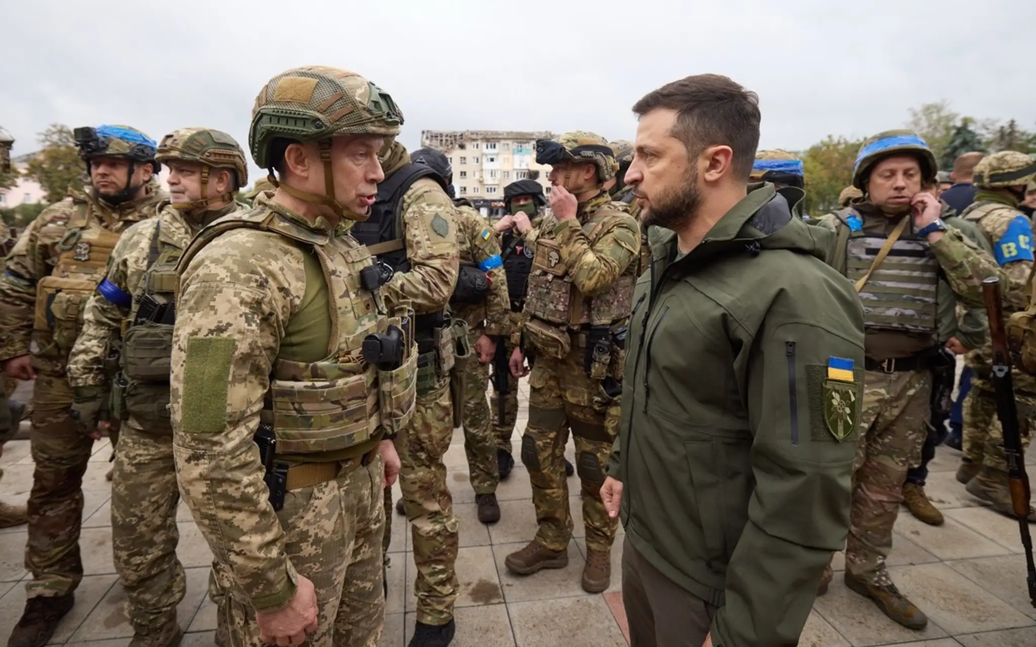 Veliteľ pozemných síl Oleksandr Syrskyi a prezident Volodymyr Zelenskyj.