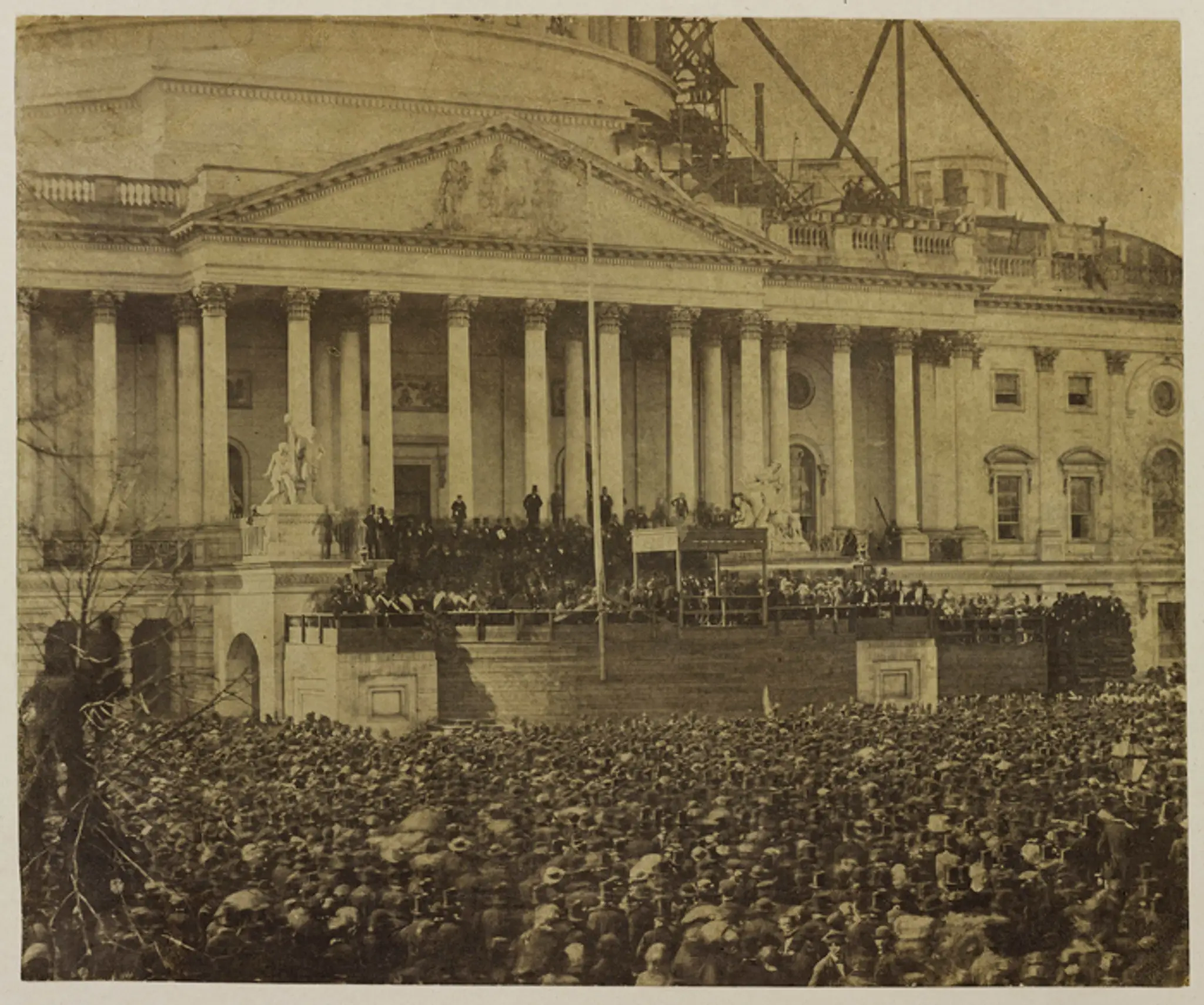 Historická fotografia z prvej inaugurácie Abrahama Lincolna zo 4. marca 1861.