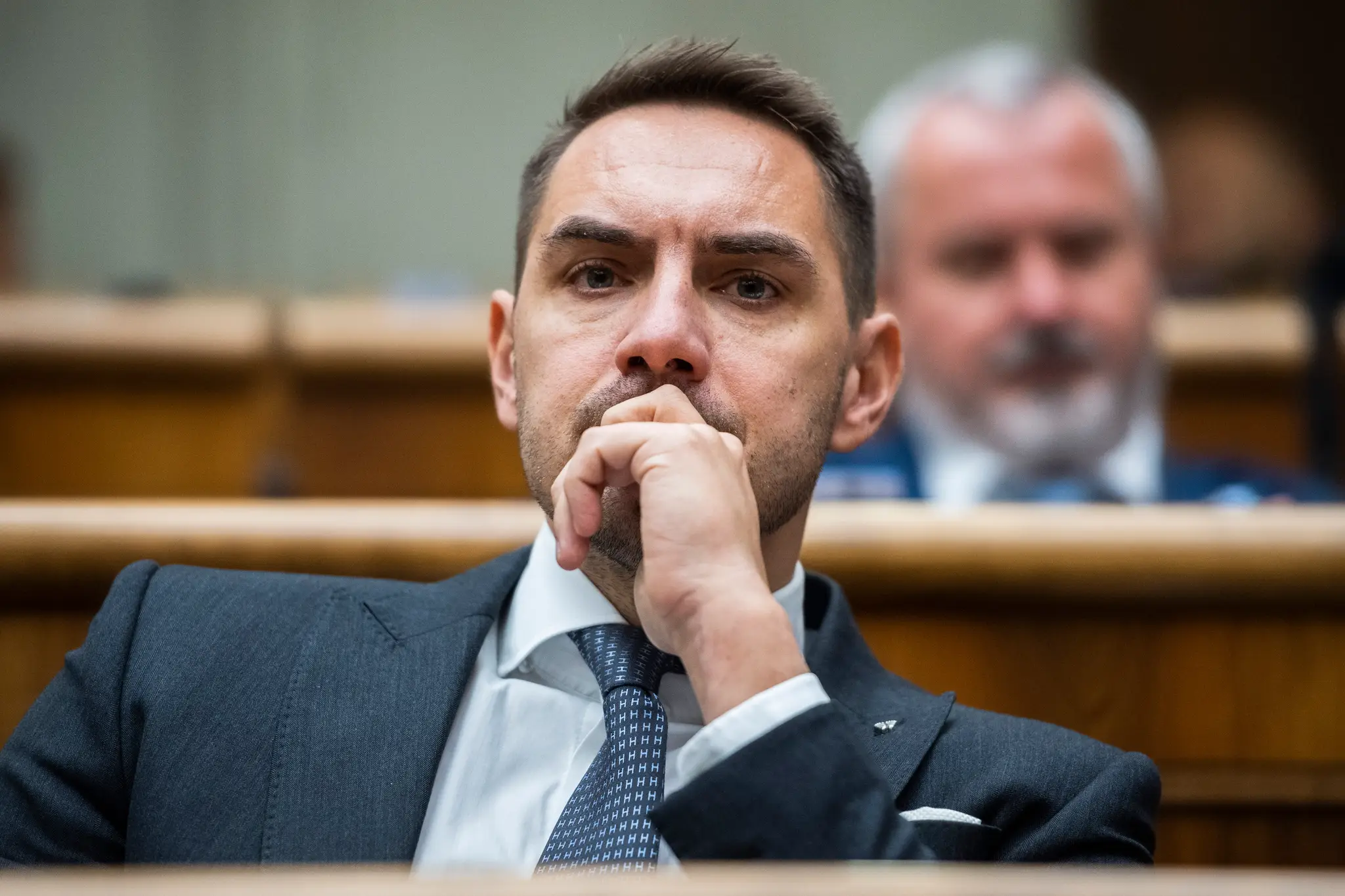 Na snímke koaličný poslanec parlamentu György Gyimesi (OĽANO) počúva prezidentku SR Zuzanu Čaputovú, ktorá vystúpila so správou o stave Slovenskej republiky pred poslancami Národnej rady