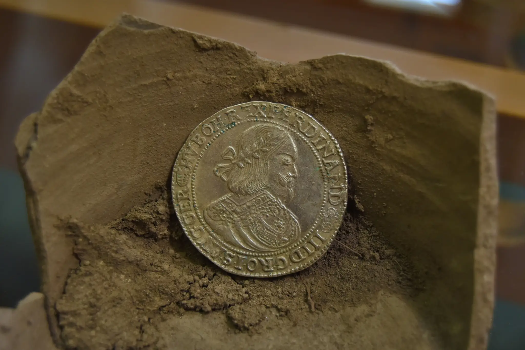 Na snímke strieborná minca s vyobrazením Ferdinanda III.
