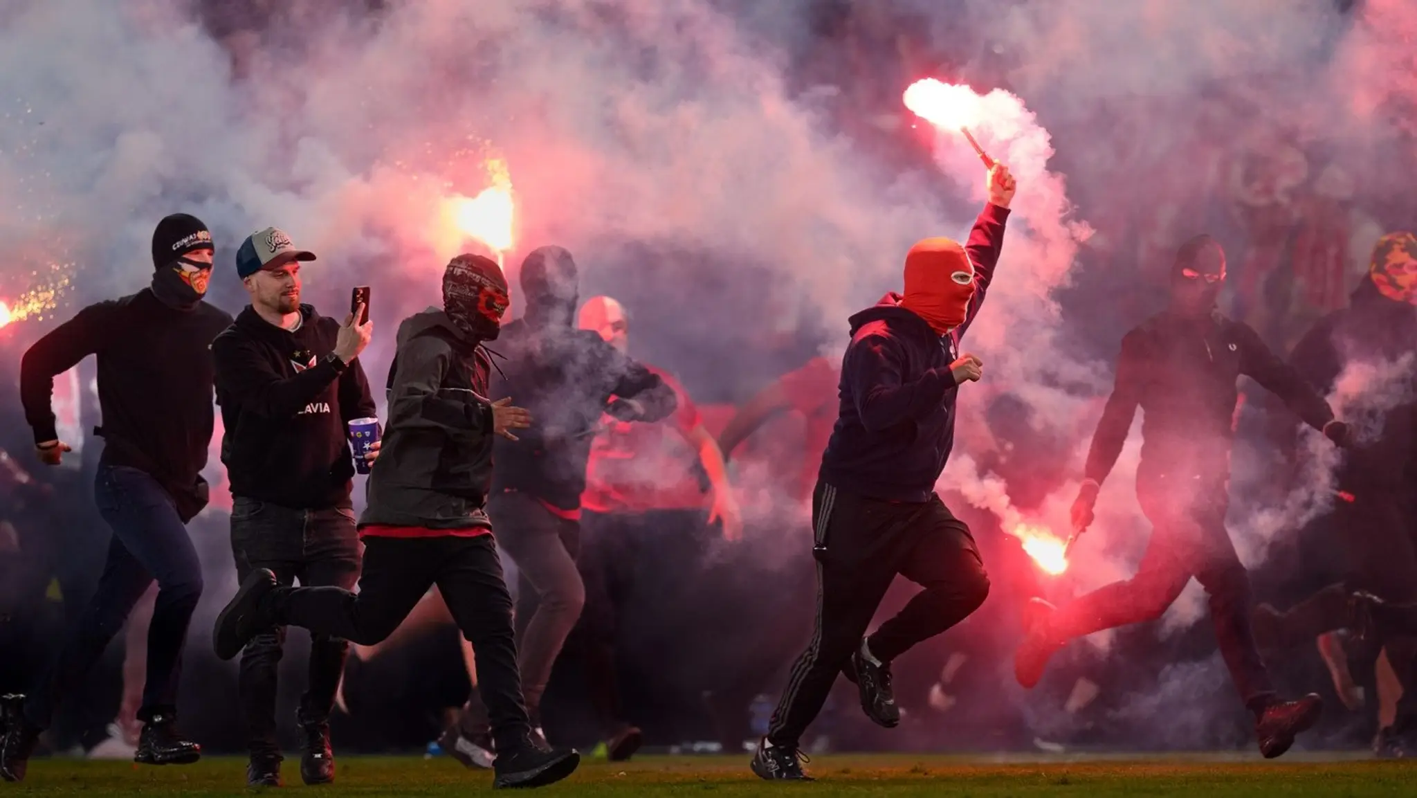 Šialenstvo v pražskom derby