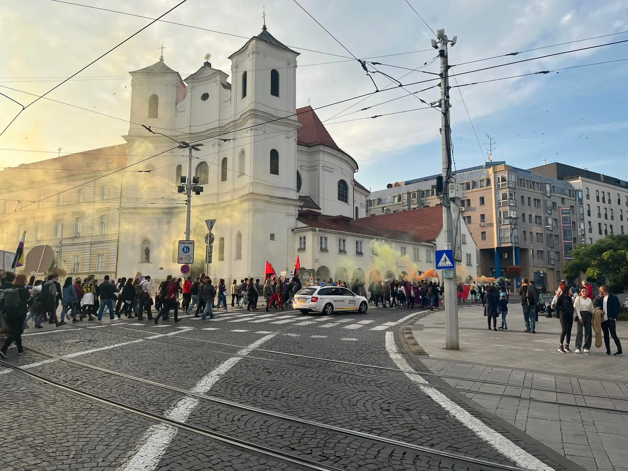 Pochod Zostávame v uliciach