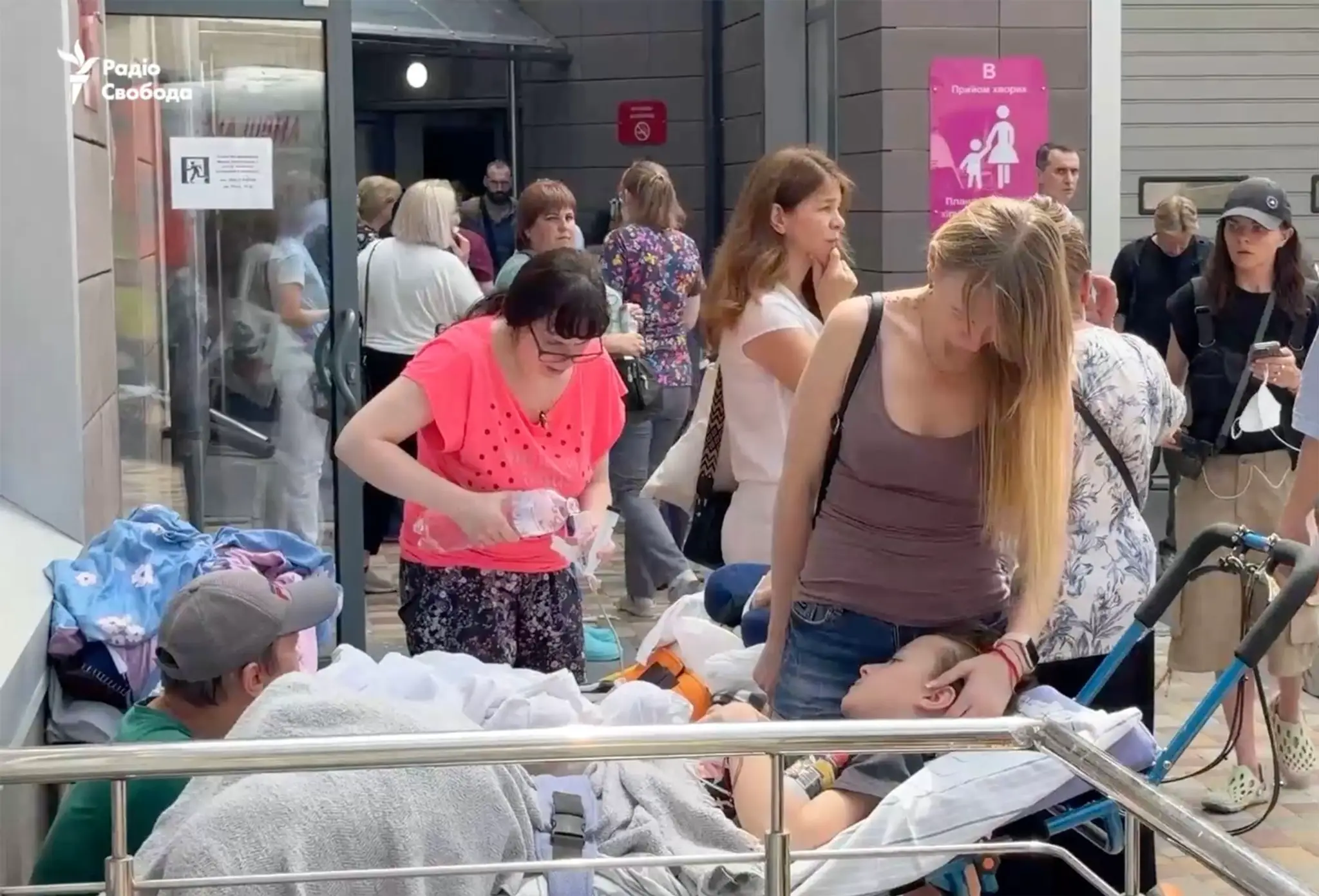 Matky ratujú choré deti po útoku na nemocnicu