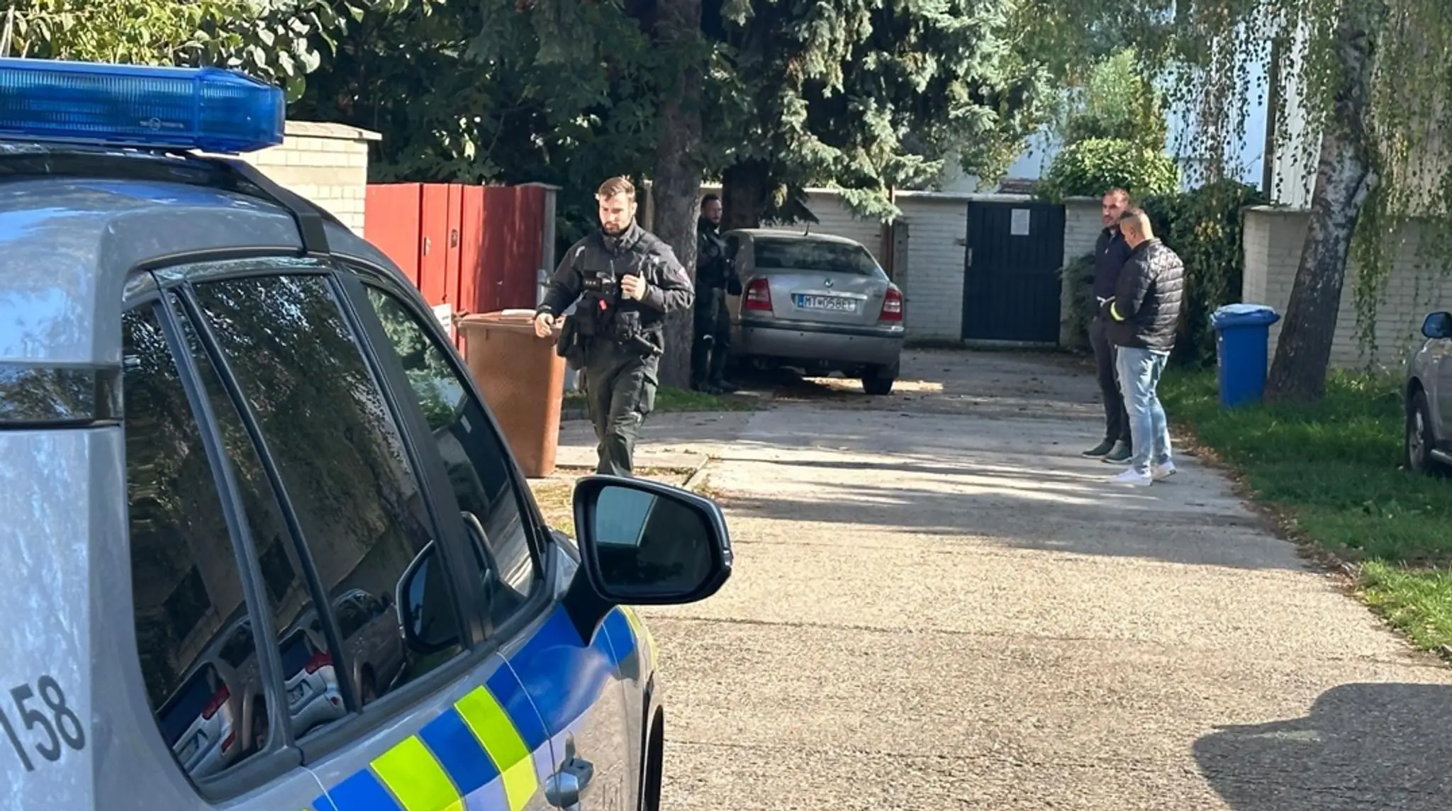 Polícia pred domom v Trnave, kde našli mŕtvych manželov.