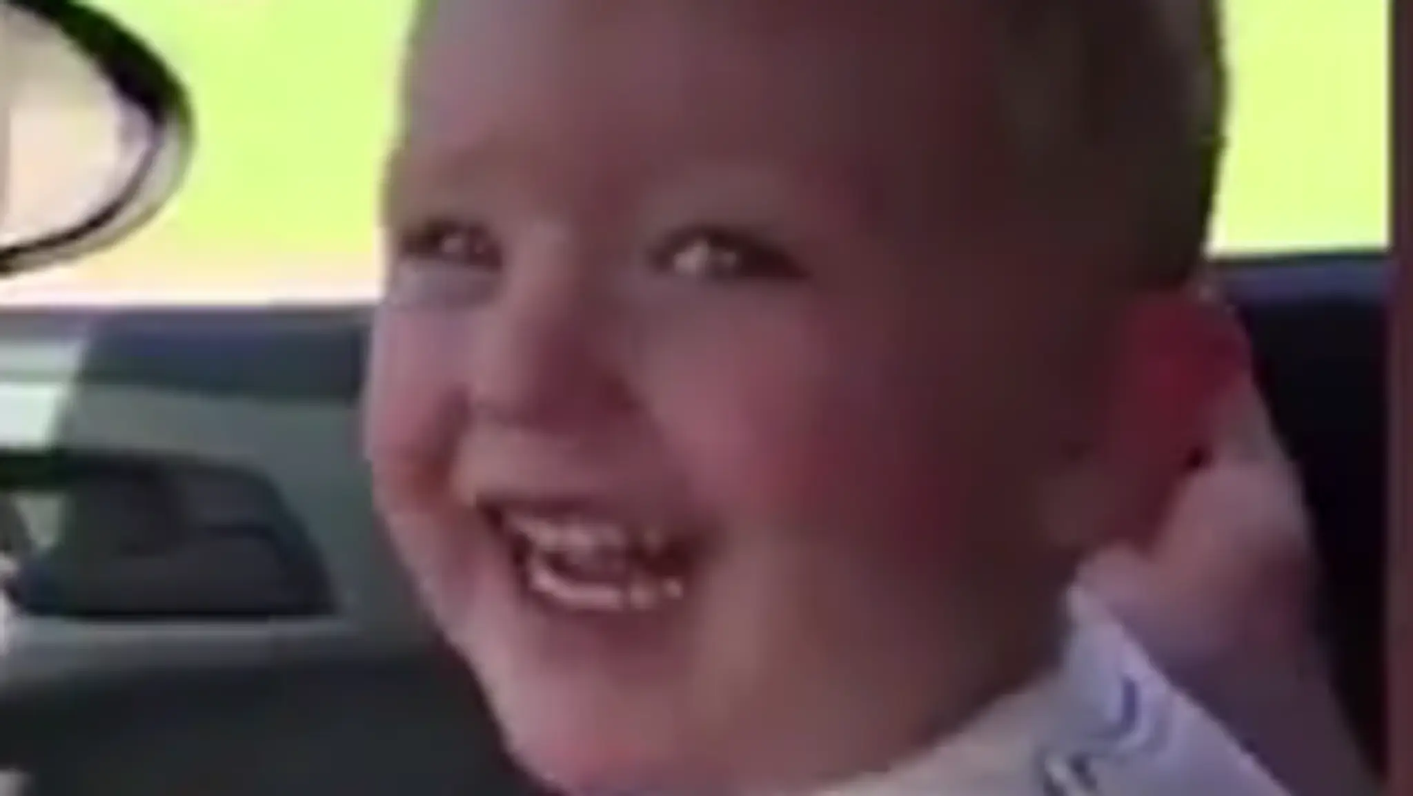 Dieťa má perfektný smiech.