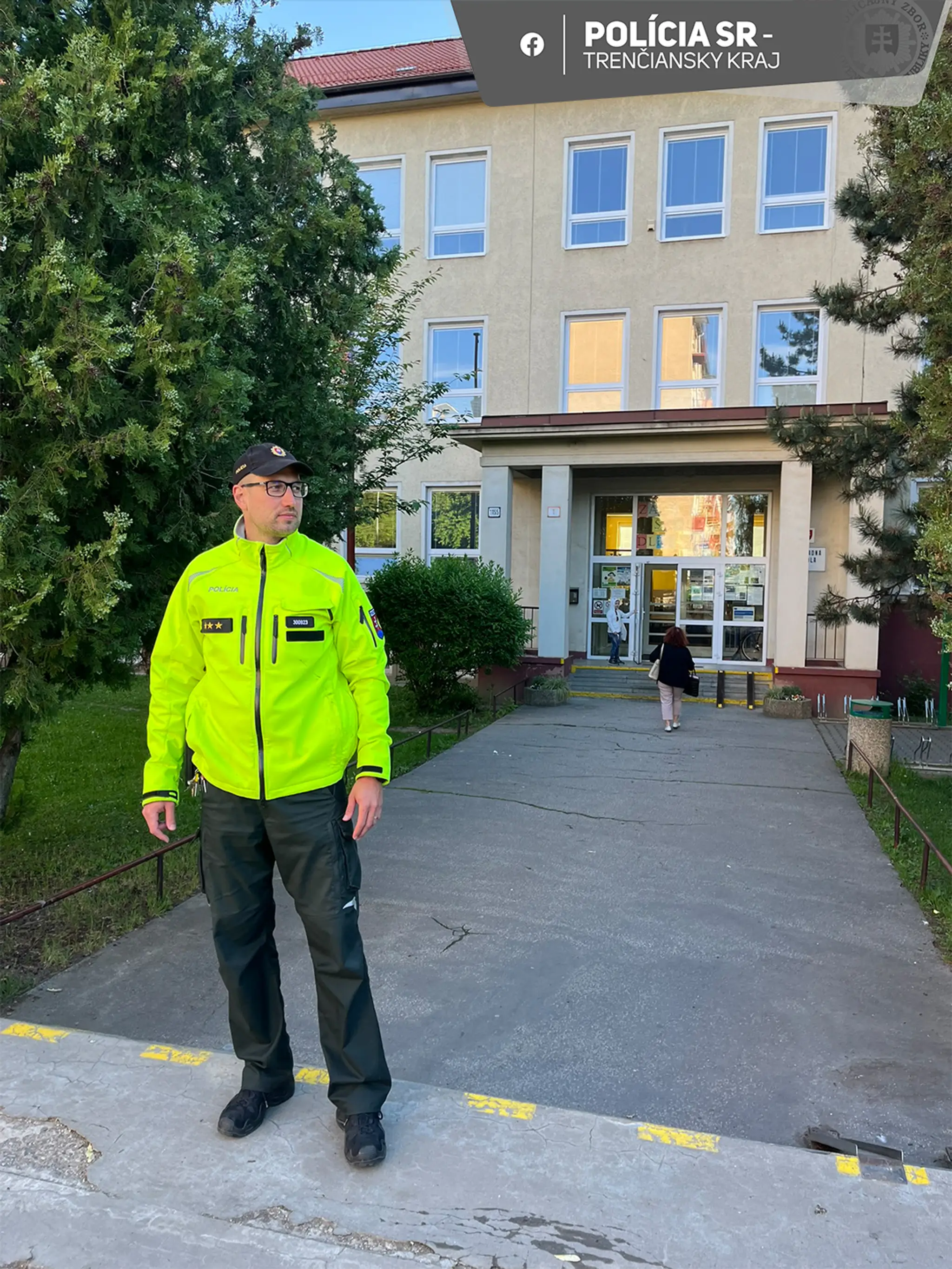 Školy strážia po výhražných e-mailoch policajti.