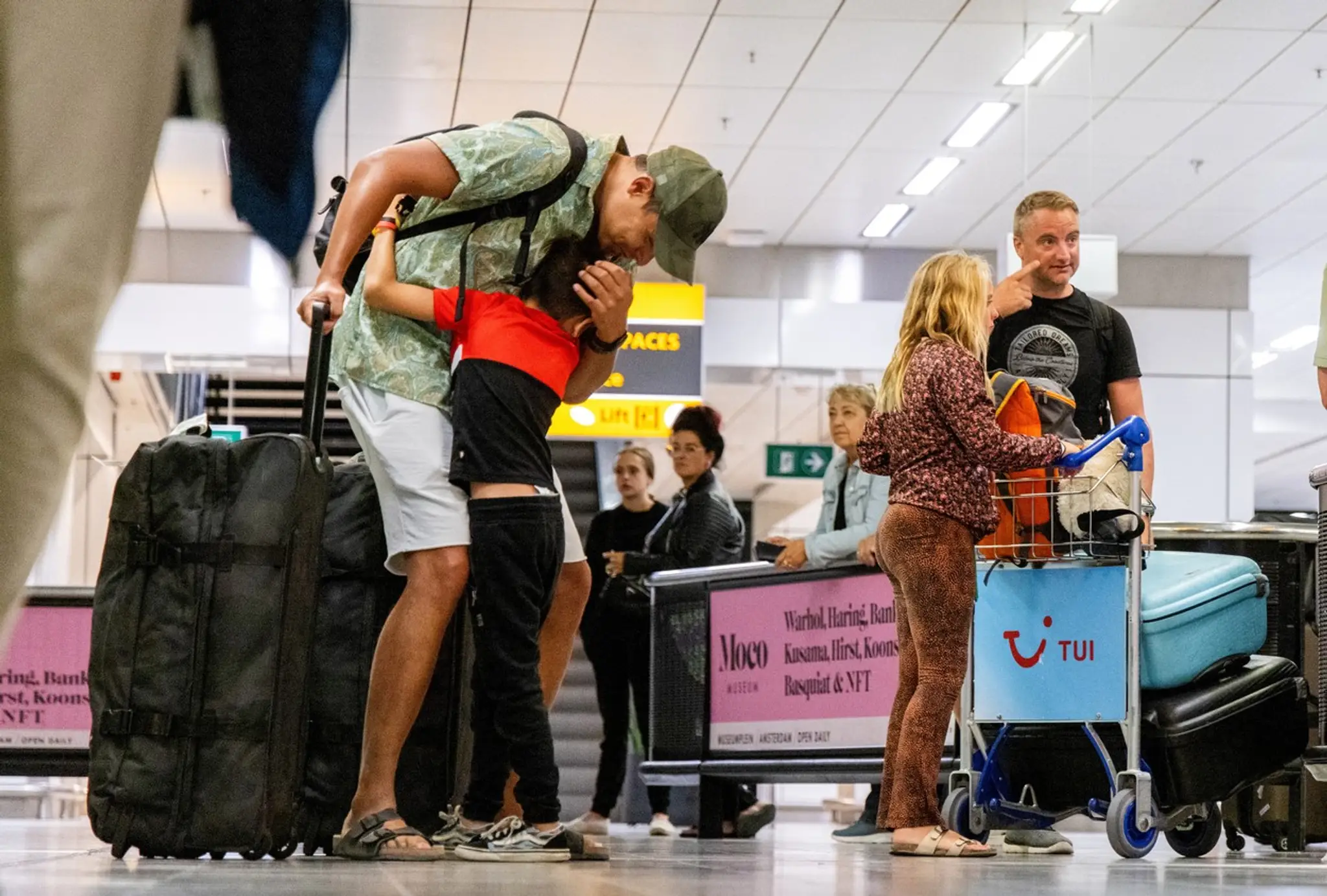 Evakuovaní turisti na letisku Schiphol v Amsterdame.