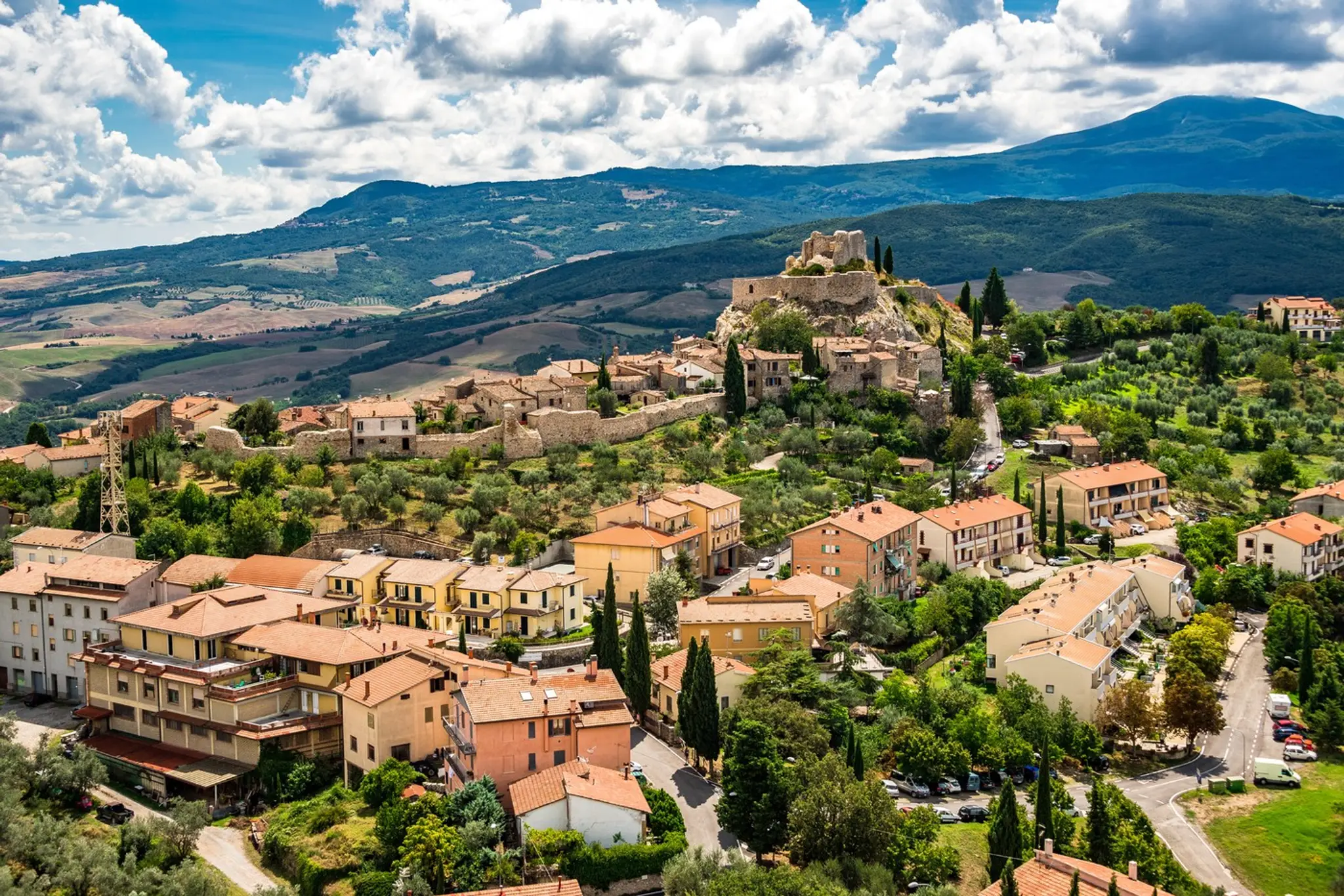 Toskánska obec Rocca d'Orcia na úpätí hory Monte Amiata.