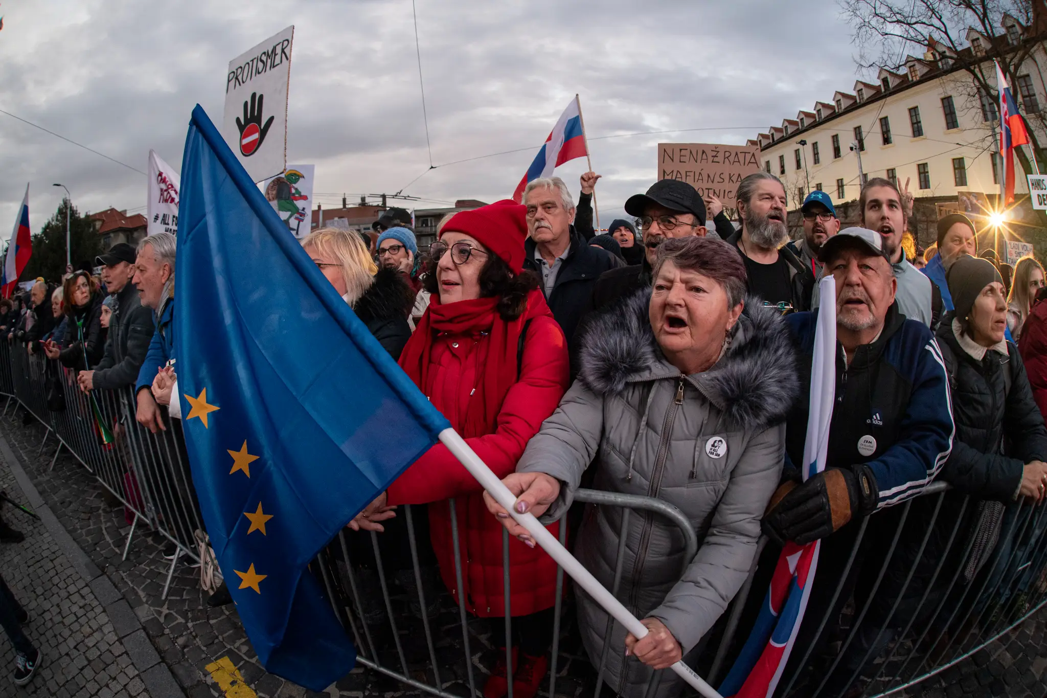 Protestujúci pred NRSR.