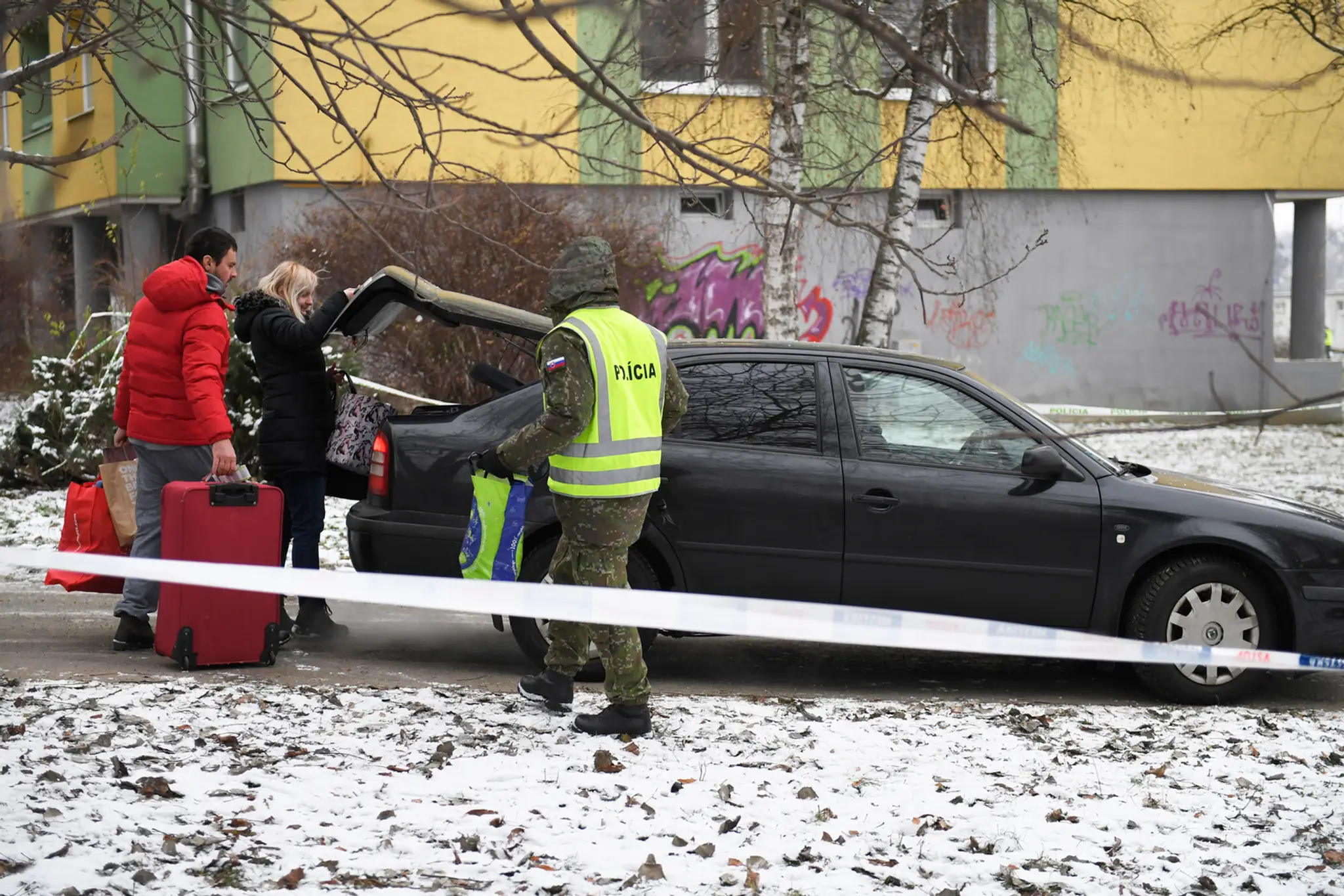 Pri pátraní po nezvestnej osobe na 12. poschodí pomáhala Horská záchranná služba so psami.