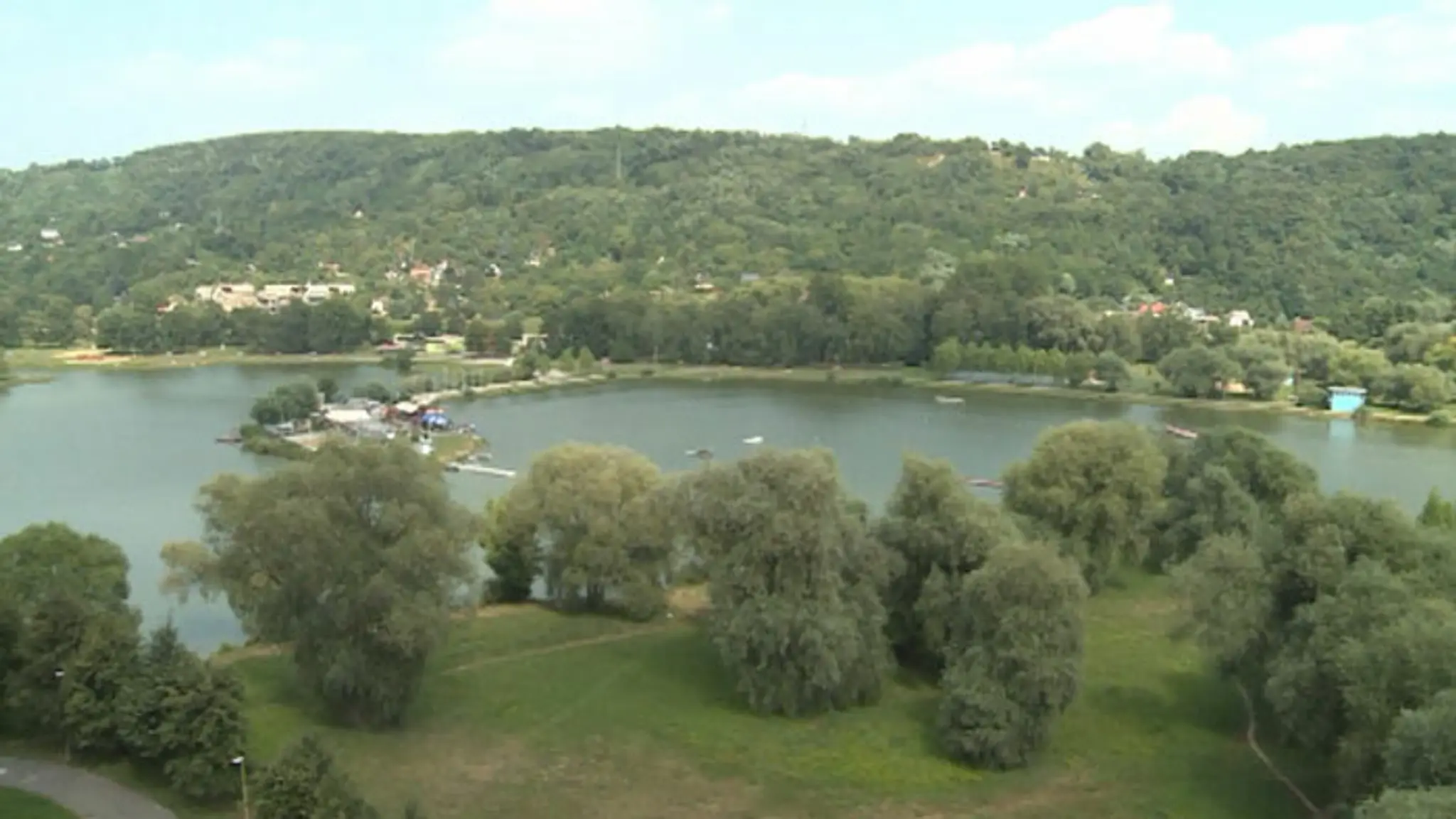 Sinice v jazere môžu spôsobiť bolesti hlavy či kŕče