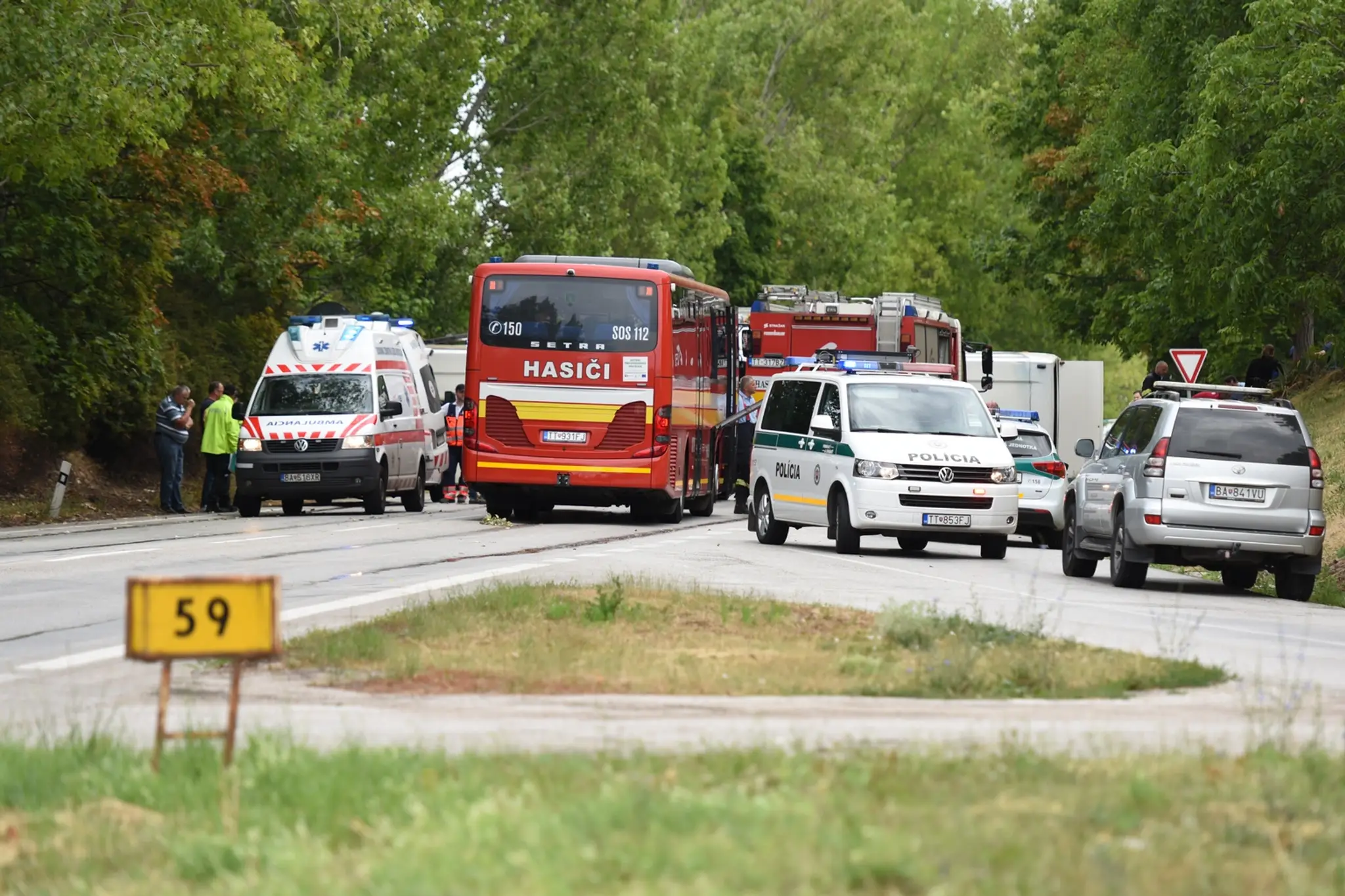 Pri Bučanoch sa prevrátil autobus so seniormi