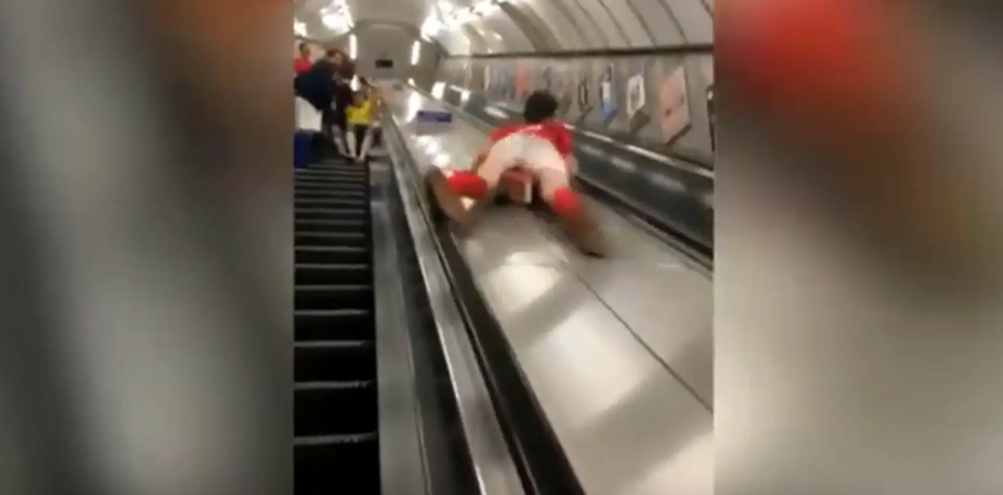 VIDEO: Opitý Brit sa rozhodol šmýkať po eskalátore. Narazený rozkrok bol iba začiatok
