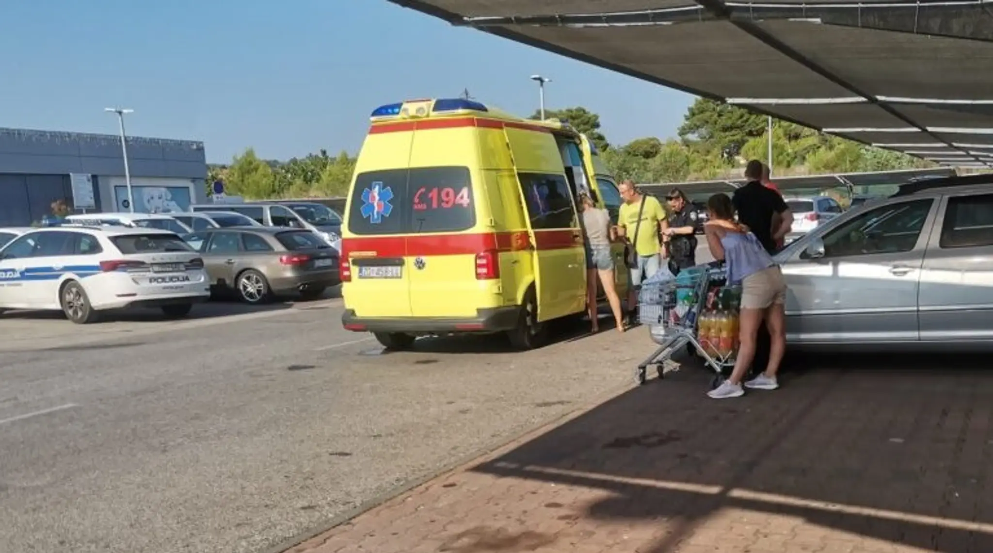 Záchranka stojí pri rozpálenom aute.