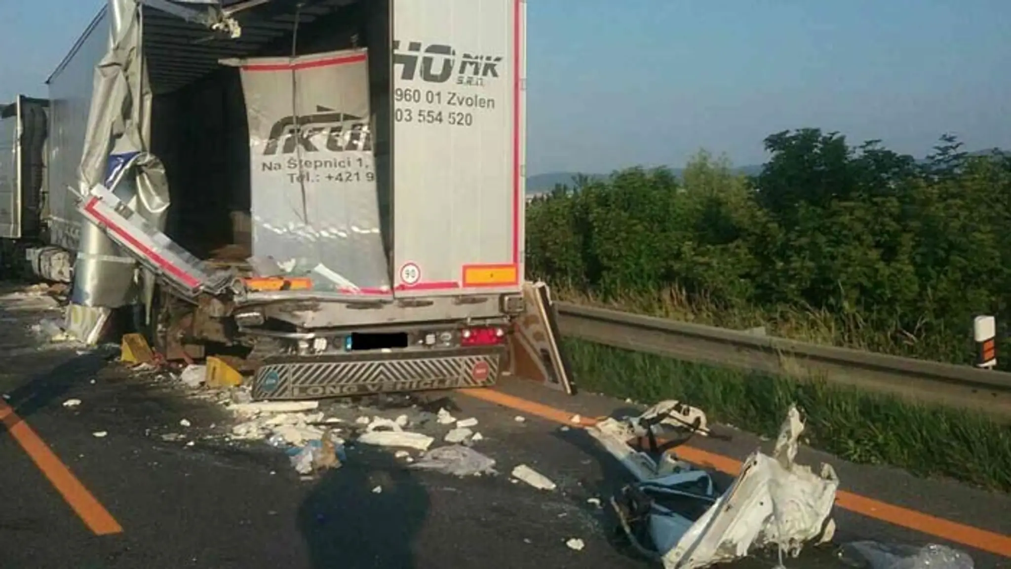 Na D1 za Sencom smerom na Bratislavu sa zrazili dva kamióny s dodávkou.