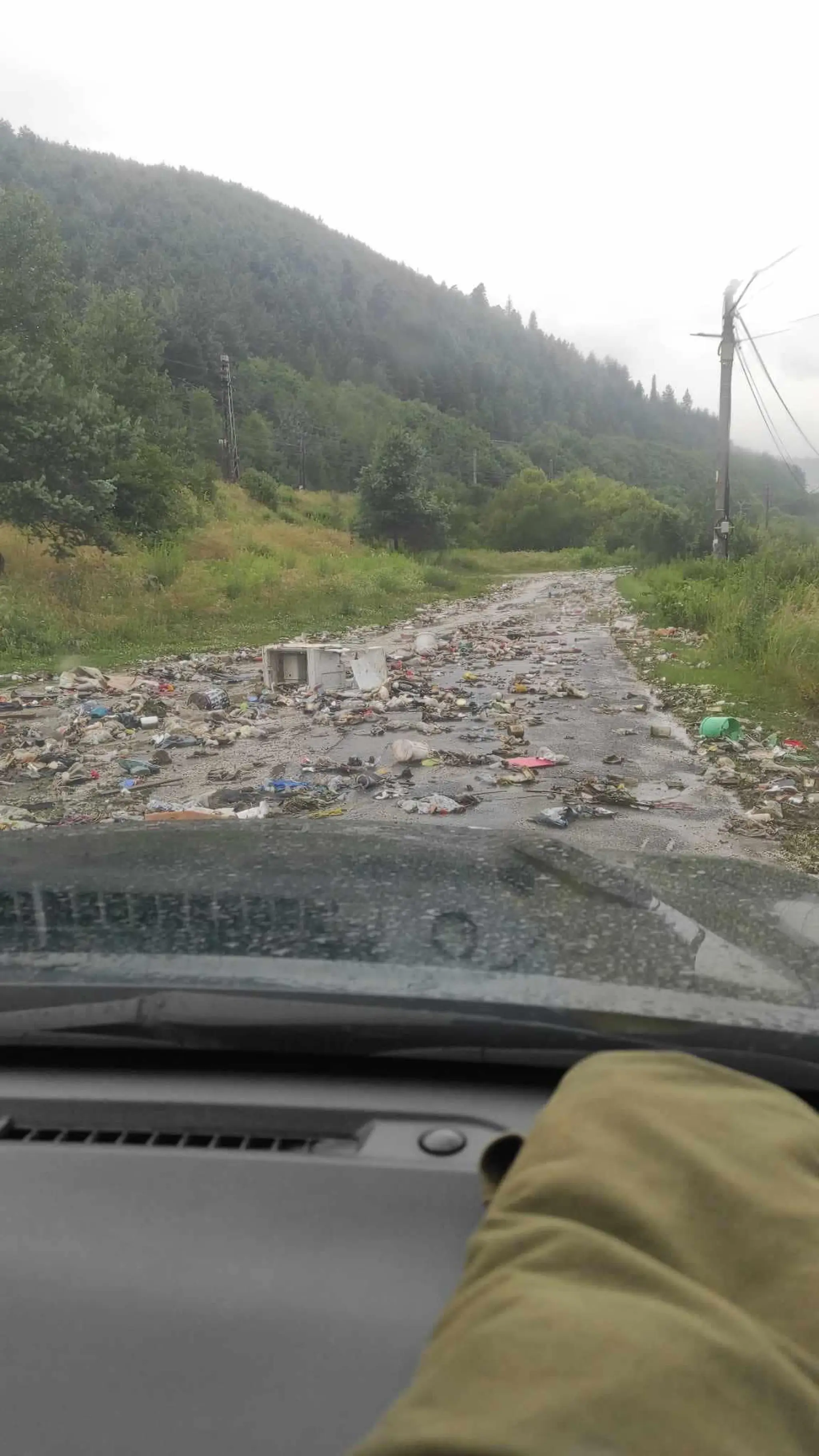 Odpad zo skládky berie dažďová voda.