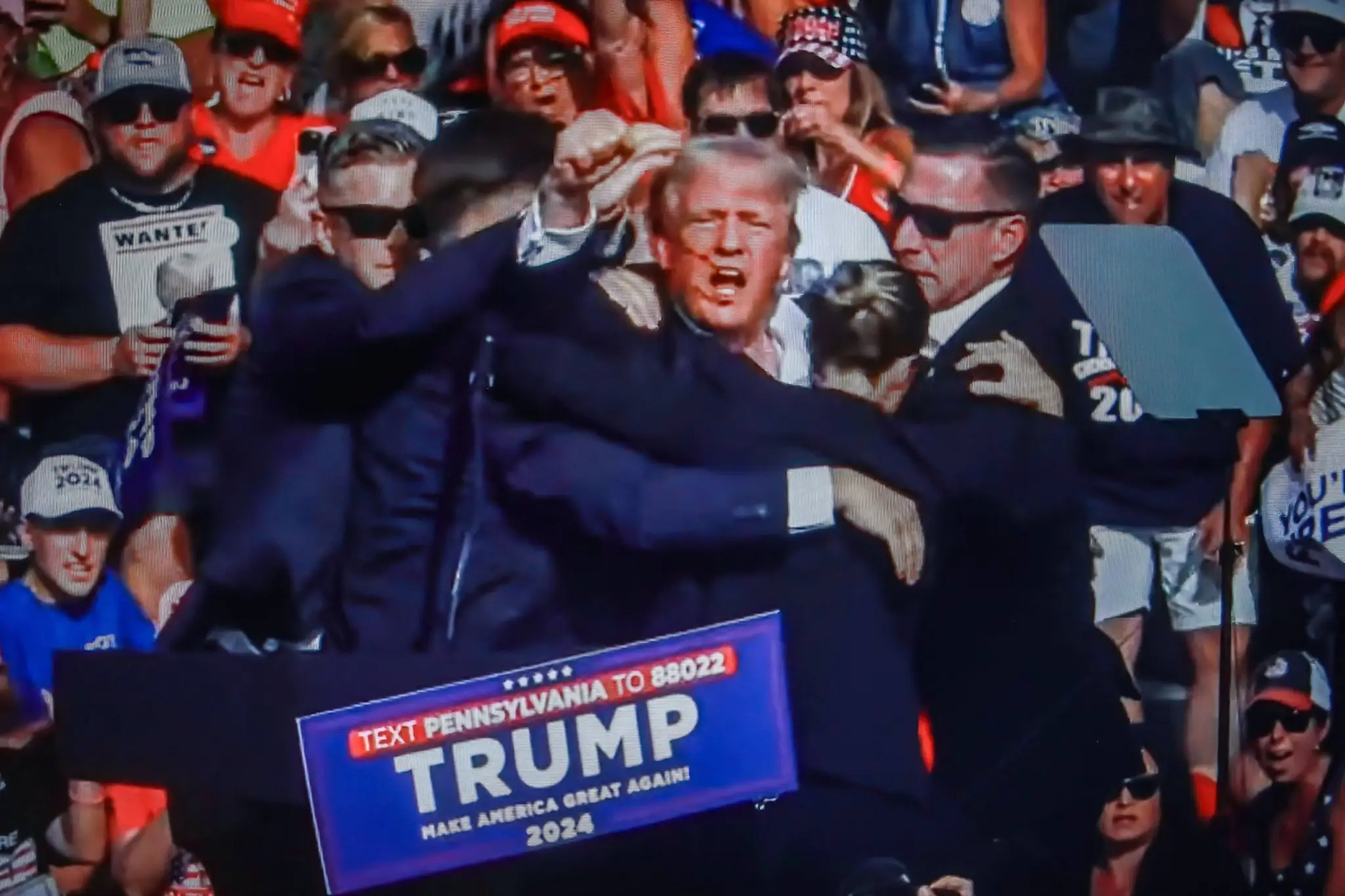 Donald Trump krátko po po pokuse o atentát.