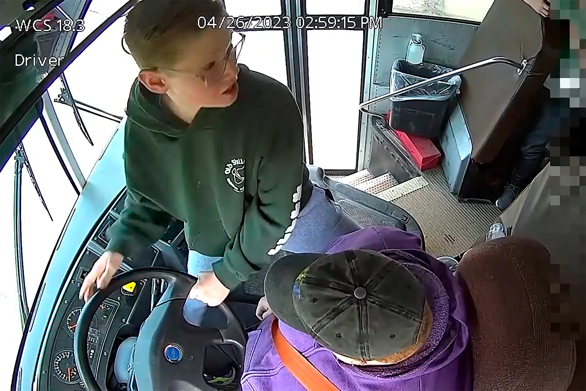Iba 13-ročný Dillon Reeves zabránil autonehode po tom, čo šofér autobusu stratil vedomie.