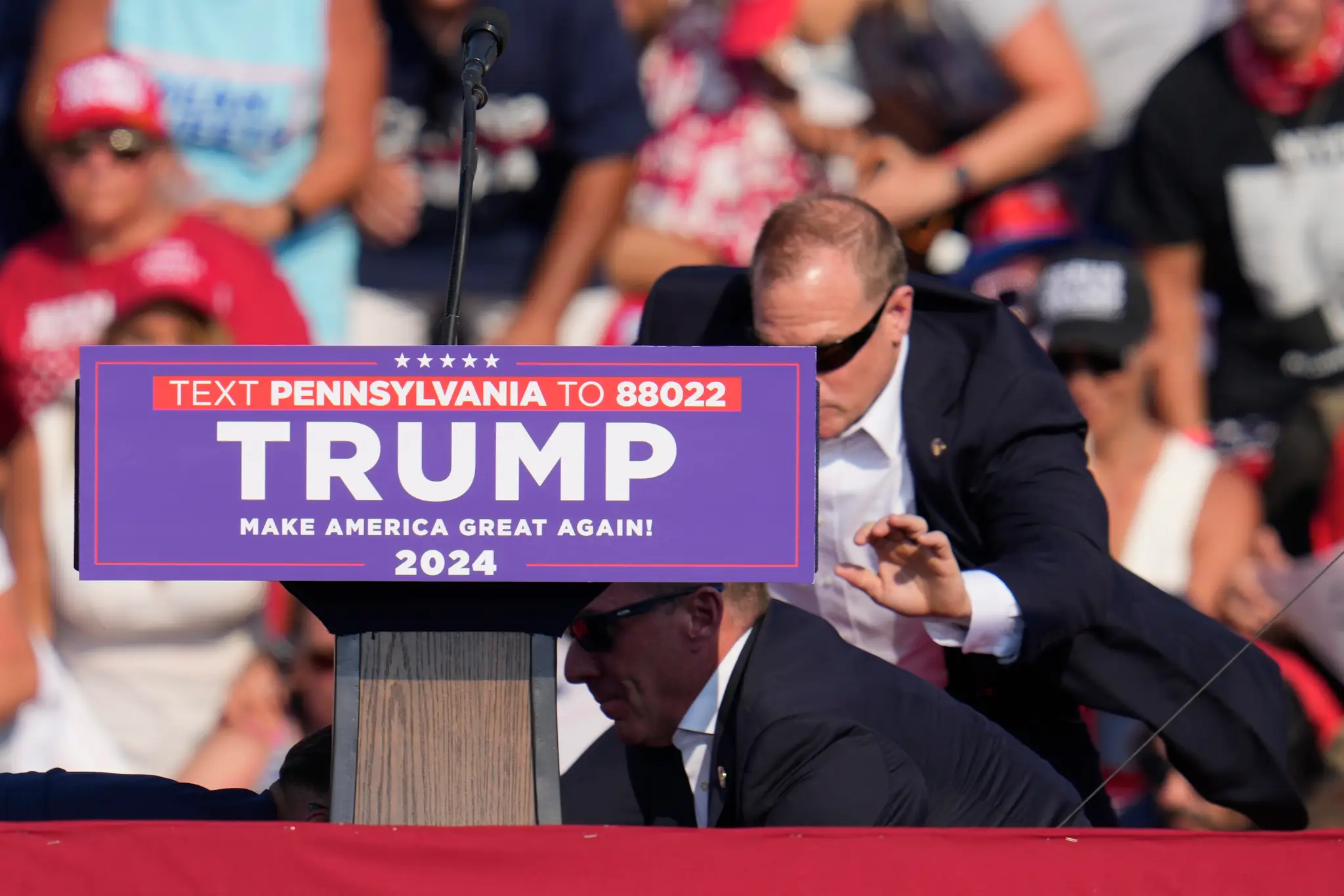 Agenti amerických tajných služieb obkľúčili bývalého prezidenta Donalda Trumpa.