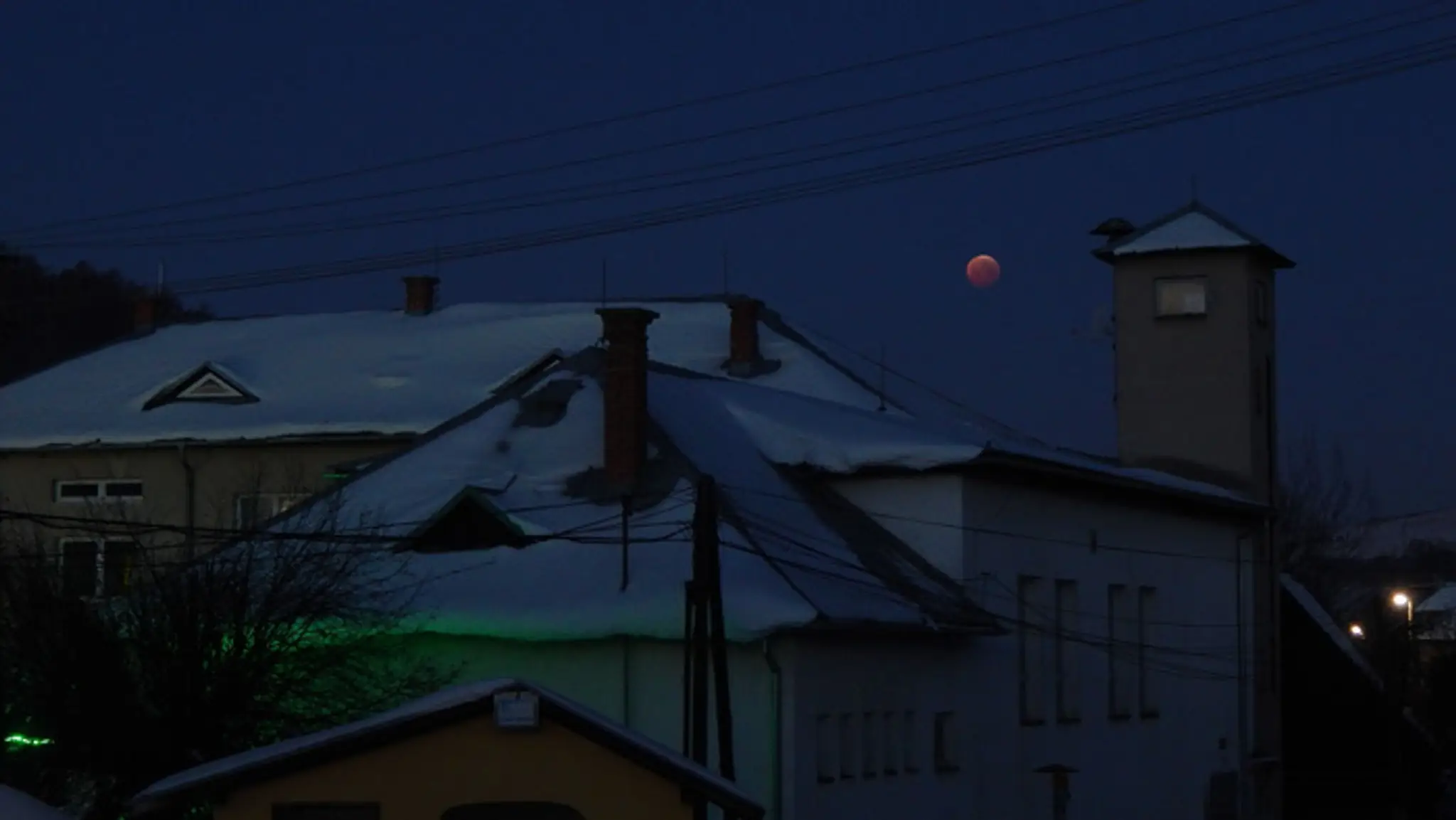 V dedinke Oľšavica v Levočských vrchoch, okres Levoča, odfotil o 06.00 h čitateľ Ľuboš zamenie Mesiaca.