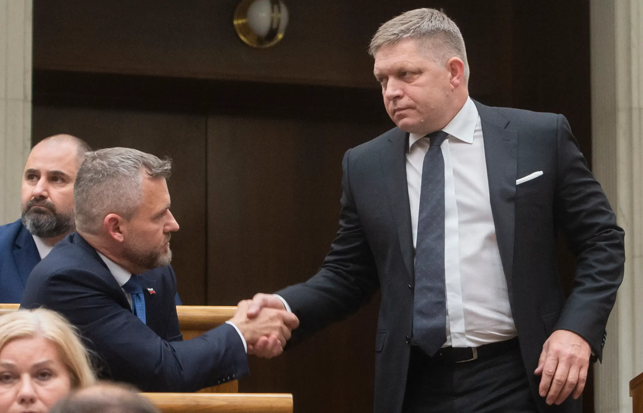 Peter Pellegrini a Robert Fico si podávajú ruku
