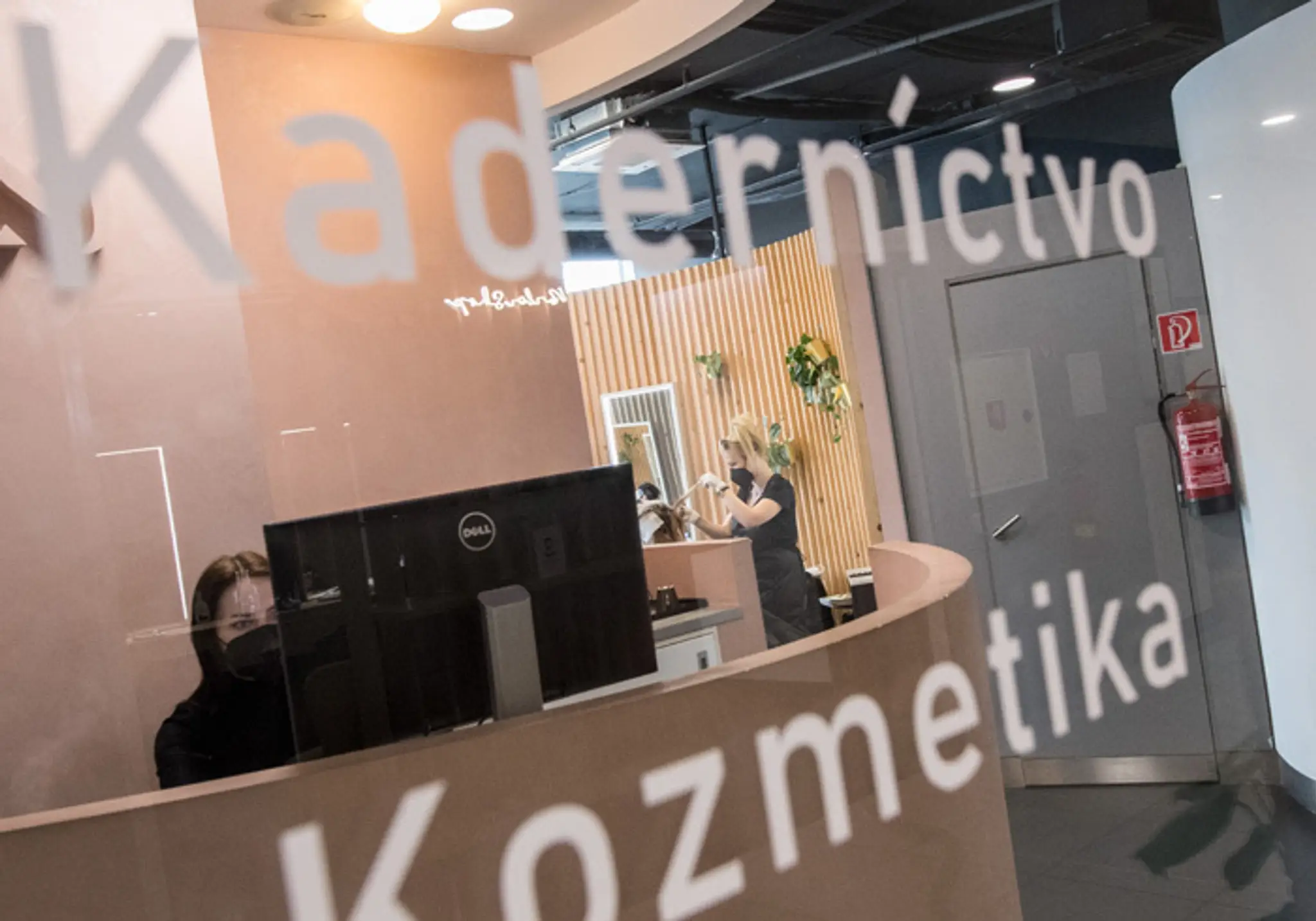 Opätovne otvorená prevádzka kaderníctva a kozmetiky v Bratislave.