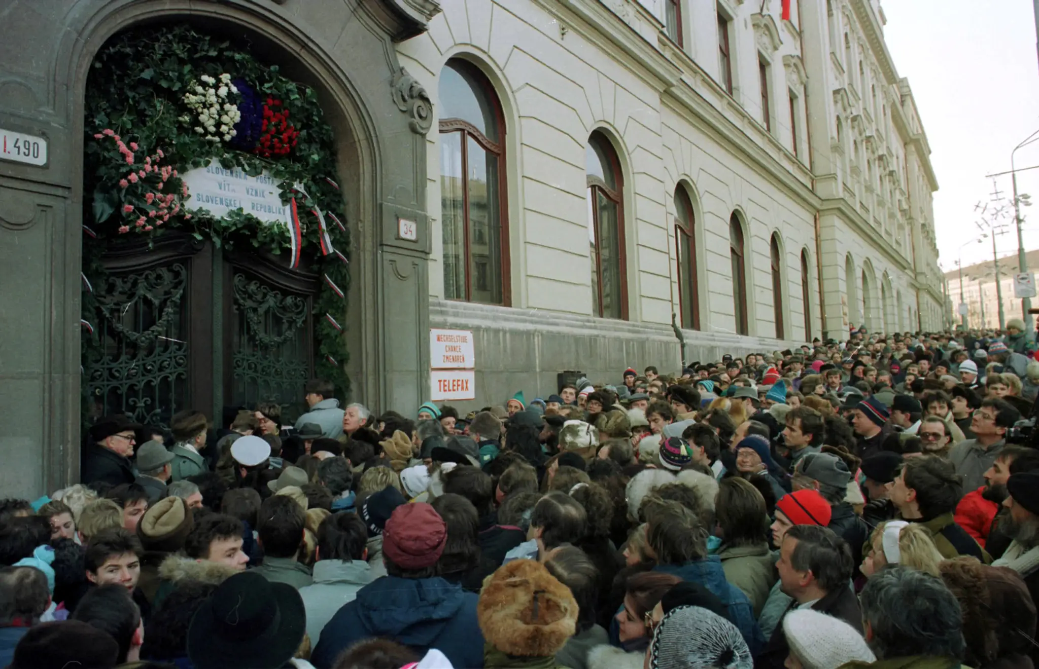 Počas troch hodín 1. januára 1993 na bratislavskej hlavnej pošte predali 3000 hárkov prvej slovenskej príležitostnej známky.