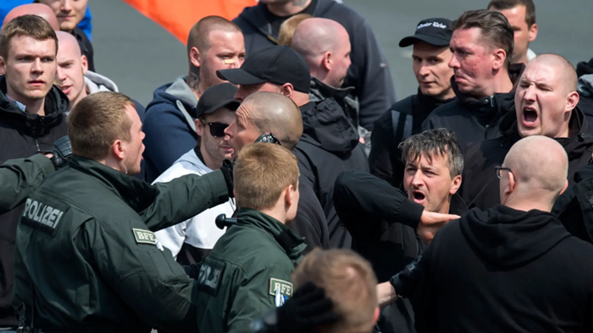 Príslušníci nemeckých poriadkových síl sa bijú s pravicovými extrémistami.