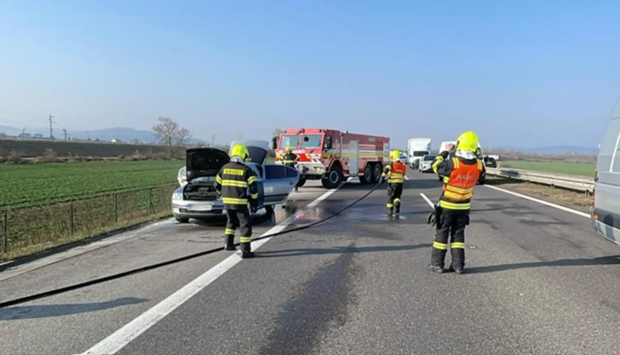 Na D1 pri Dubnici nad Váhom horelo auto.