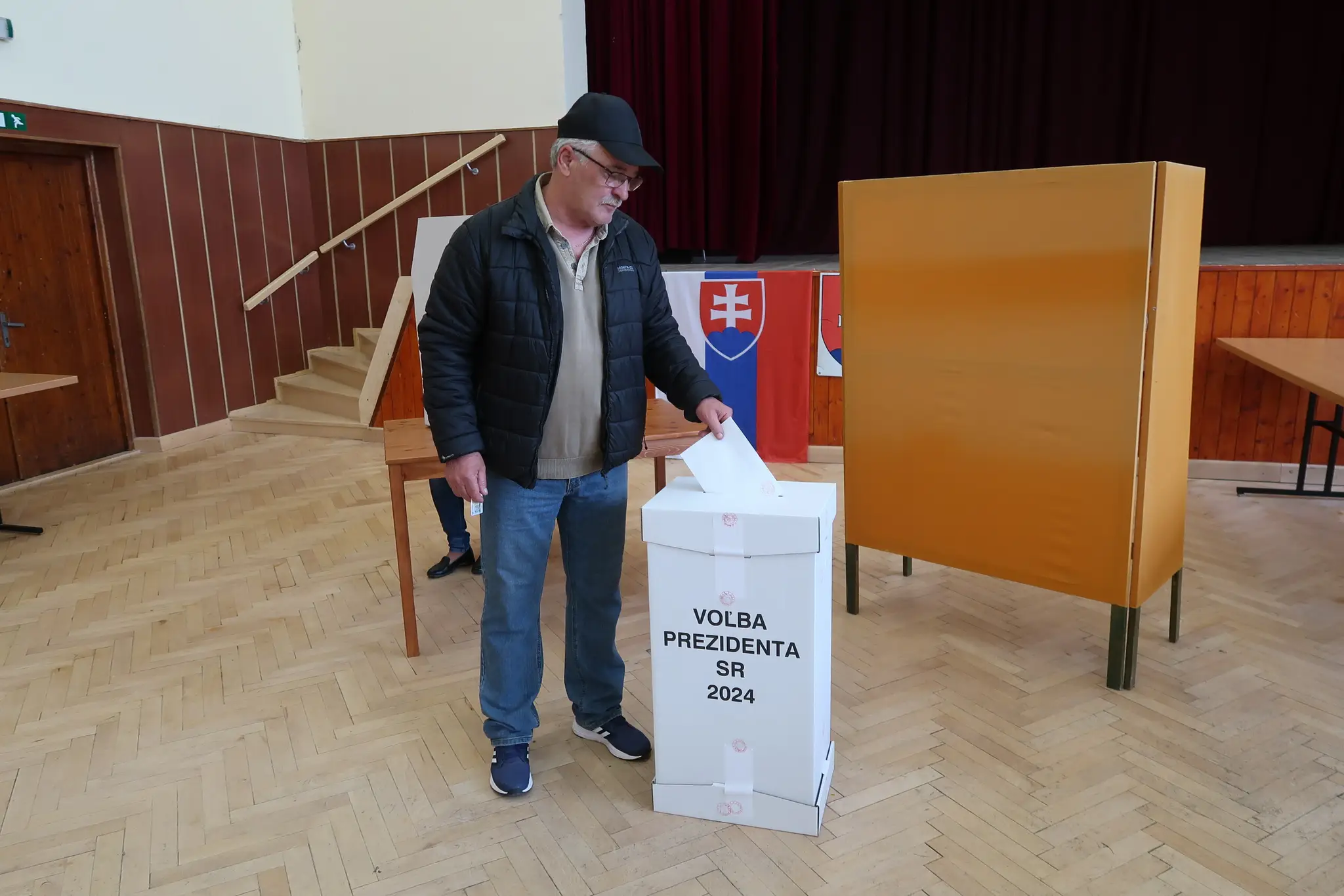 Obyvatelia Radošoviec v okrese Skalica hlasujú okrem druhého kola prezidentských volieb aj v miestnom referende o súhlase s výstavbou veterného parku.