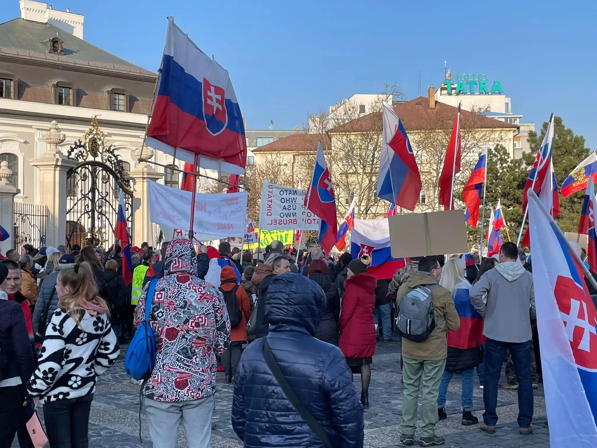 Protesty pred prezidentským palácom.