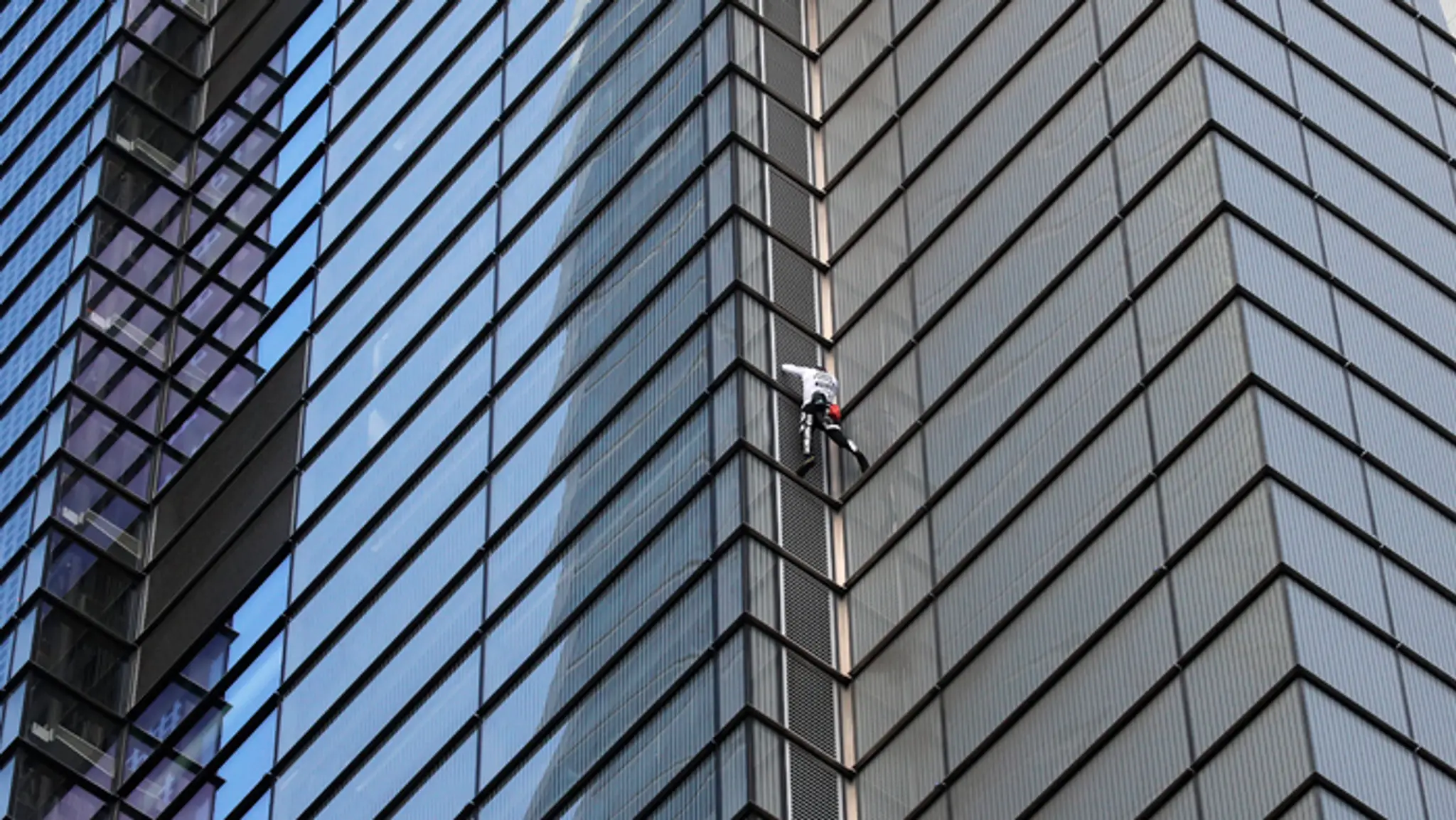 Alain Robert sa bez istenia vyšplhal na jednu z najvyšších budov v Londýne.