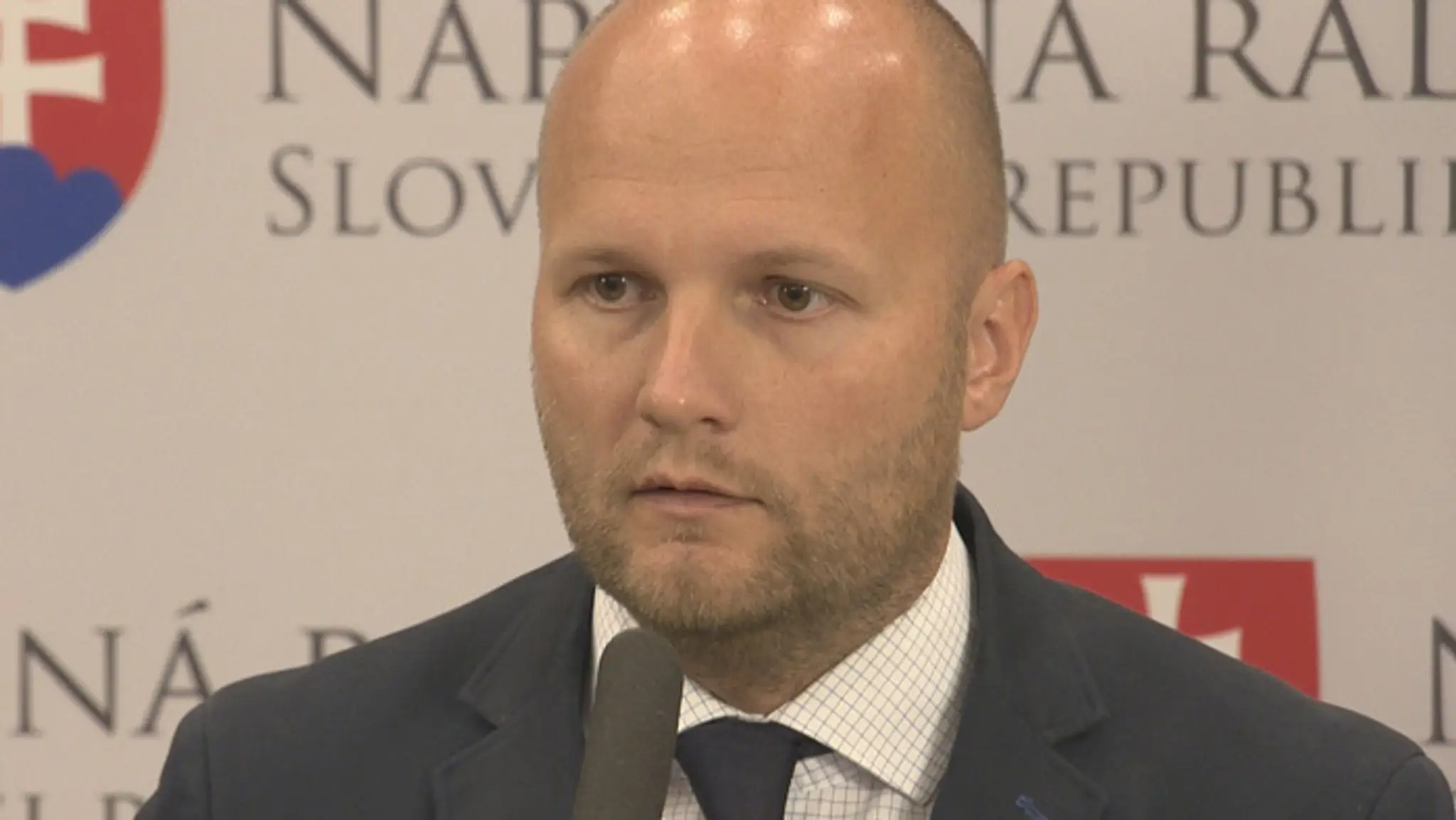 Kouč Ruska Stanislav Čerčesov v kvalifikácii ME 2020 v San Maríne.