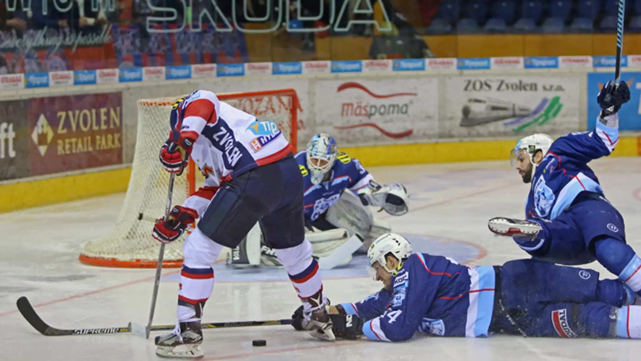 Zľava Michal Valent (Nitra), Petr Obdržálek (Zvolen) a Branislav Mezei a Matthew Beca (obaja Nitra).