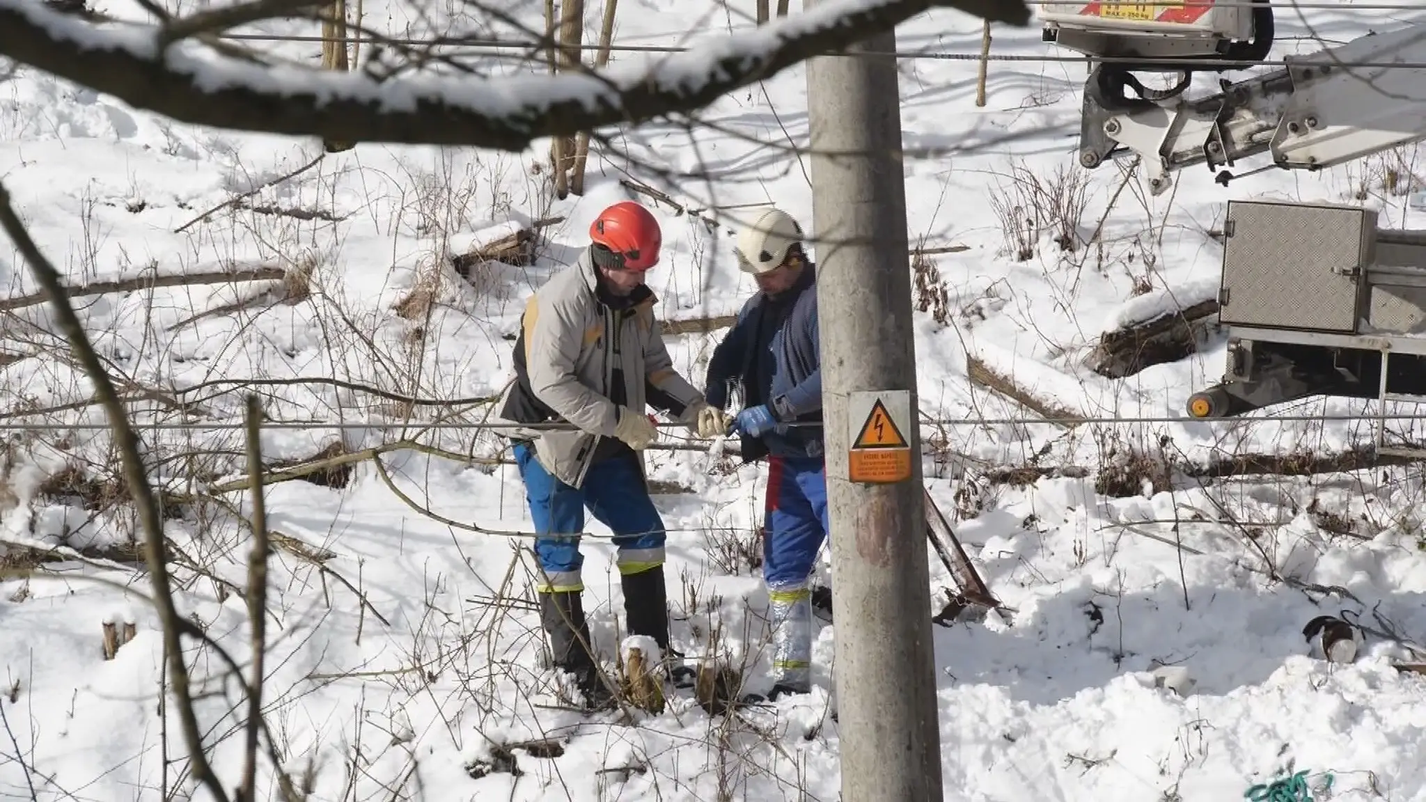 Plné ruky práce mali dnes aj elektrikári.