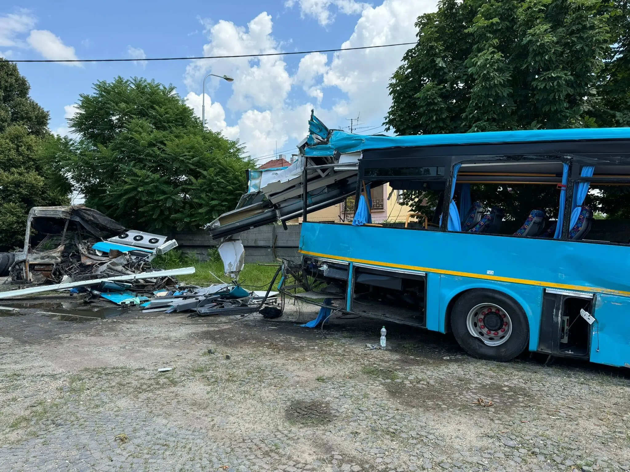 Nešťastie, pri ktorom zahynulo sedem ľudí a ďalší sa zranili, sa stalo 27. júna. Zrážku s vlakom neprežili cestujúci autobusu, ktorý je na snímkach.