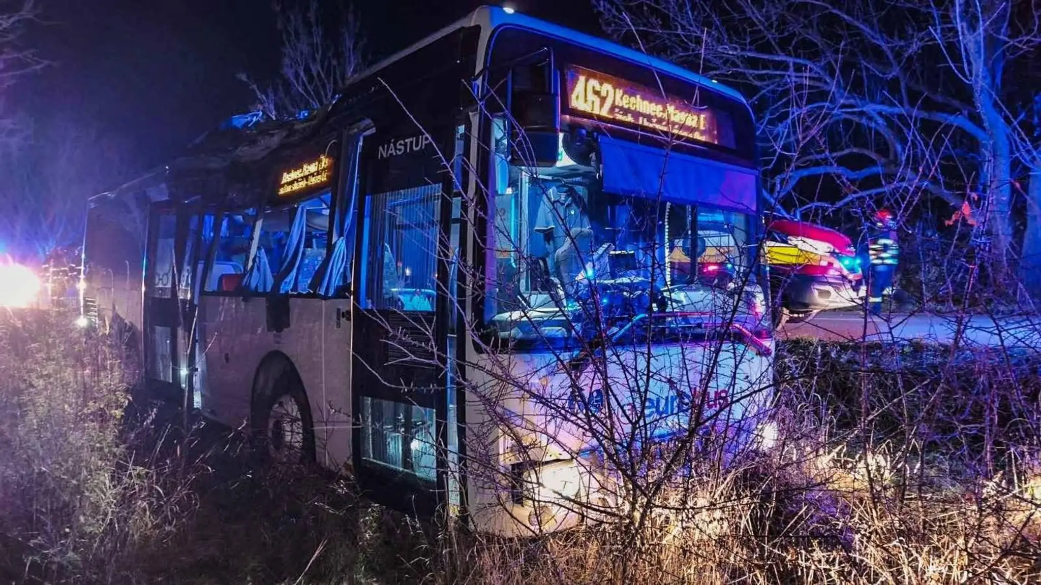 Nehoda, z ktorej mrazí. Na východe Slovenska narazil autobus do stromu, viacerí sa zranili