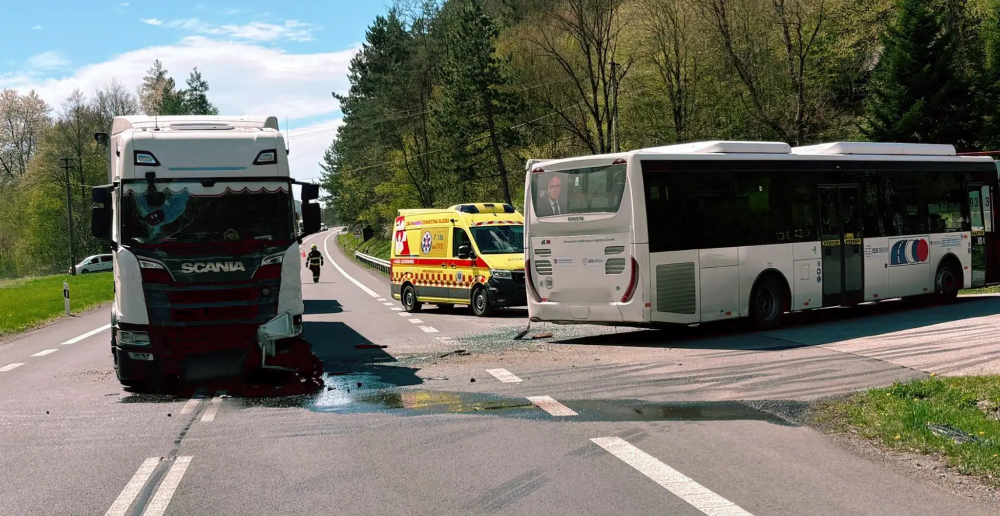 Nehoda kamióna a autobusu.