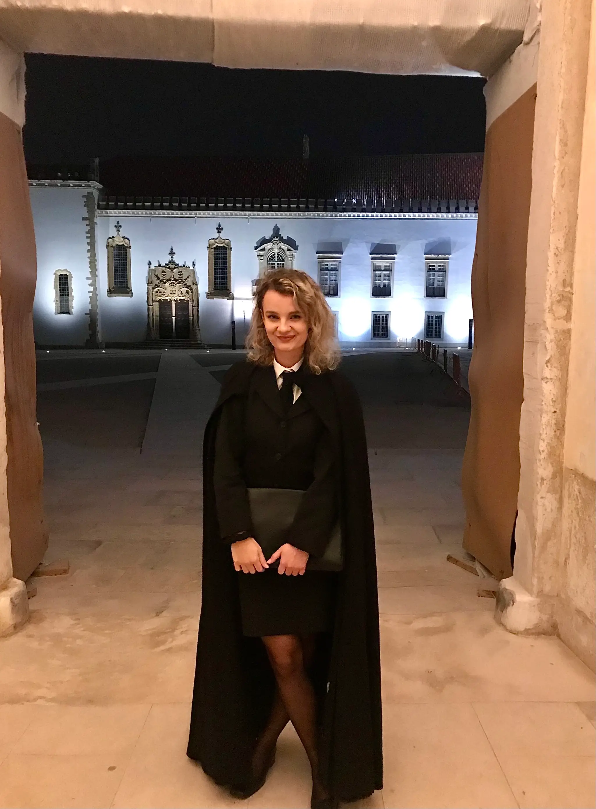 Bibiána na Univerzite Coimbra v tradičnom študentskom odeve