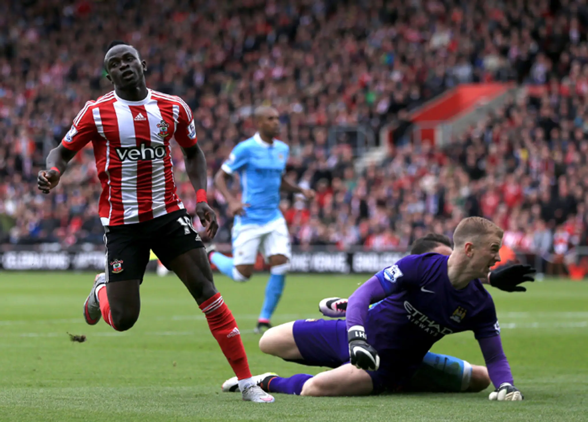 Vľavo Sadio Mane (Southampton) sa teší po strelení gólu do siete Manchester City.