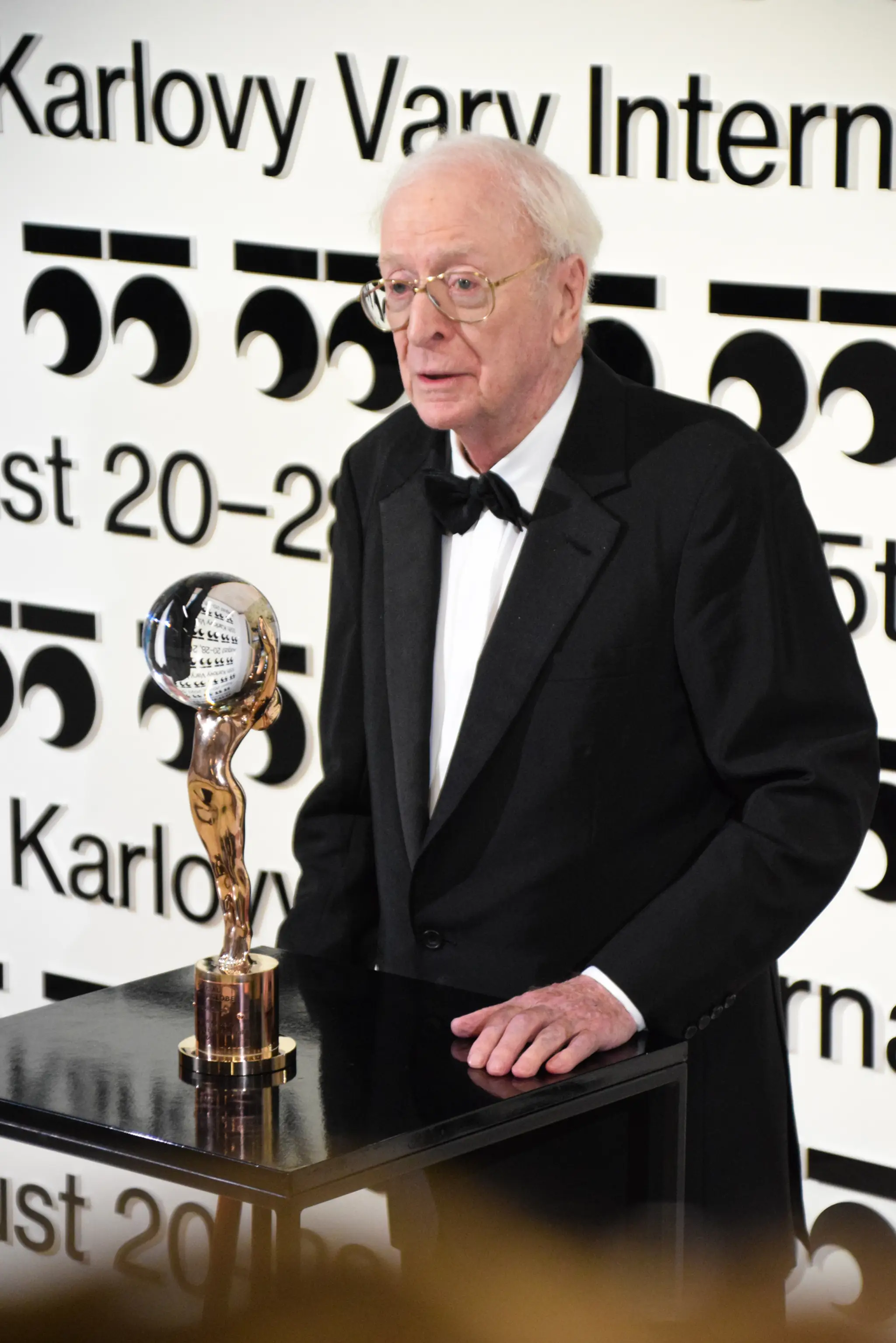 Sir Michael Caine si na 55. ročníku MFF KV prevzal Krištáľový glóbus za mimoriadny umelecký prínos do svetovej kinematografie