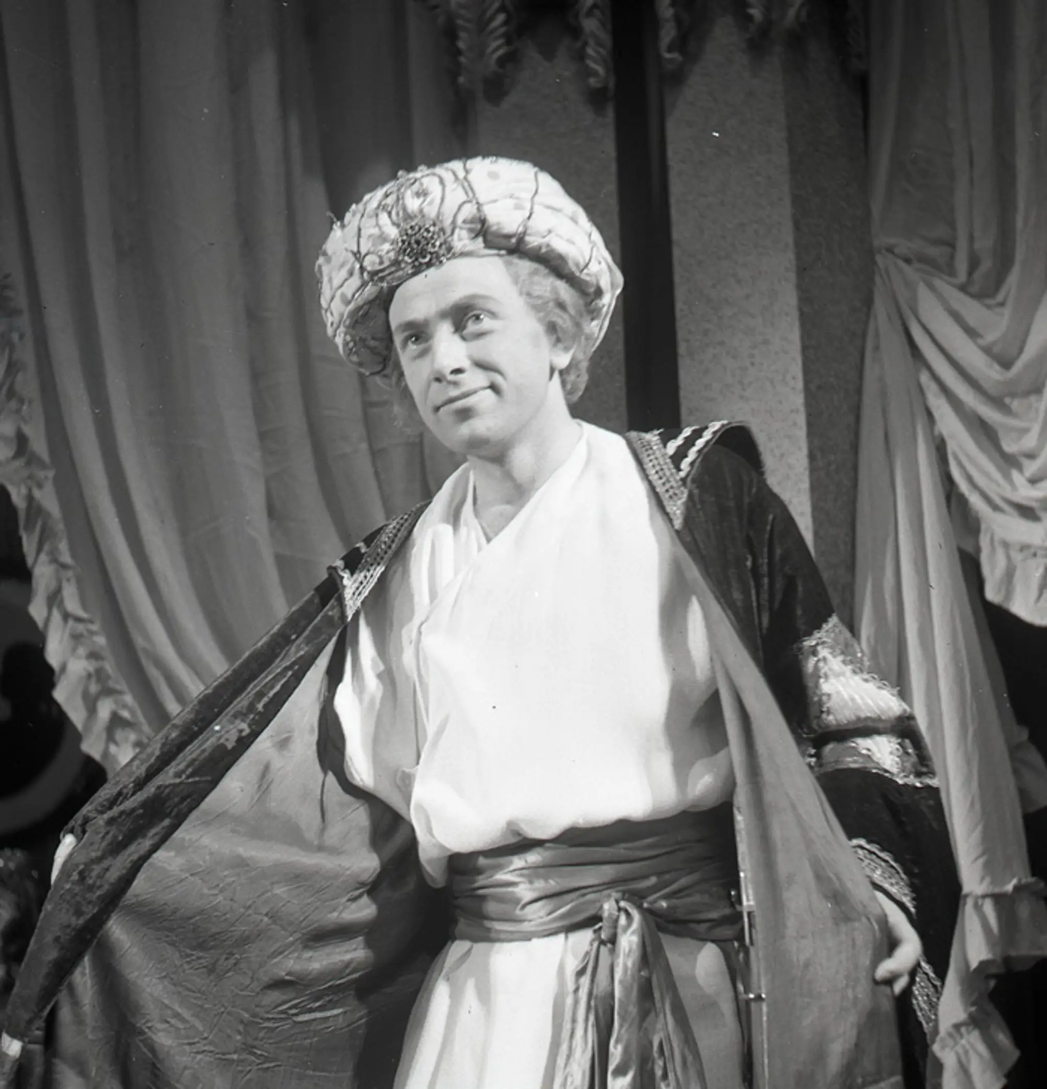 Karol Machata v úlohe Ludmíra v inscenácii satirickej komédie Pán Jowialski . (6. októbra 1955.)