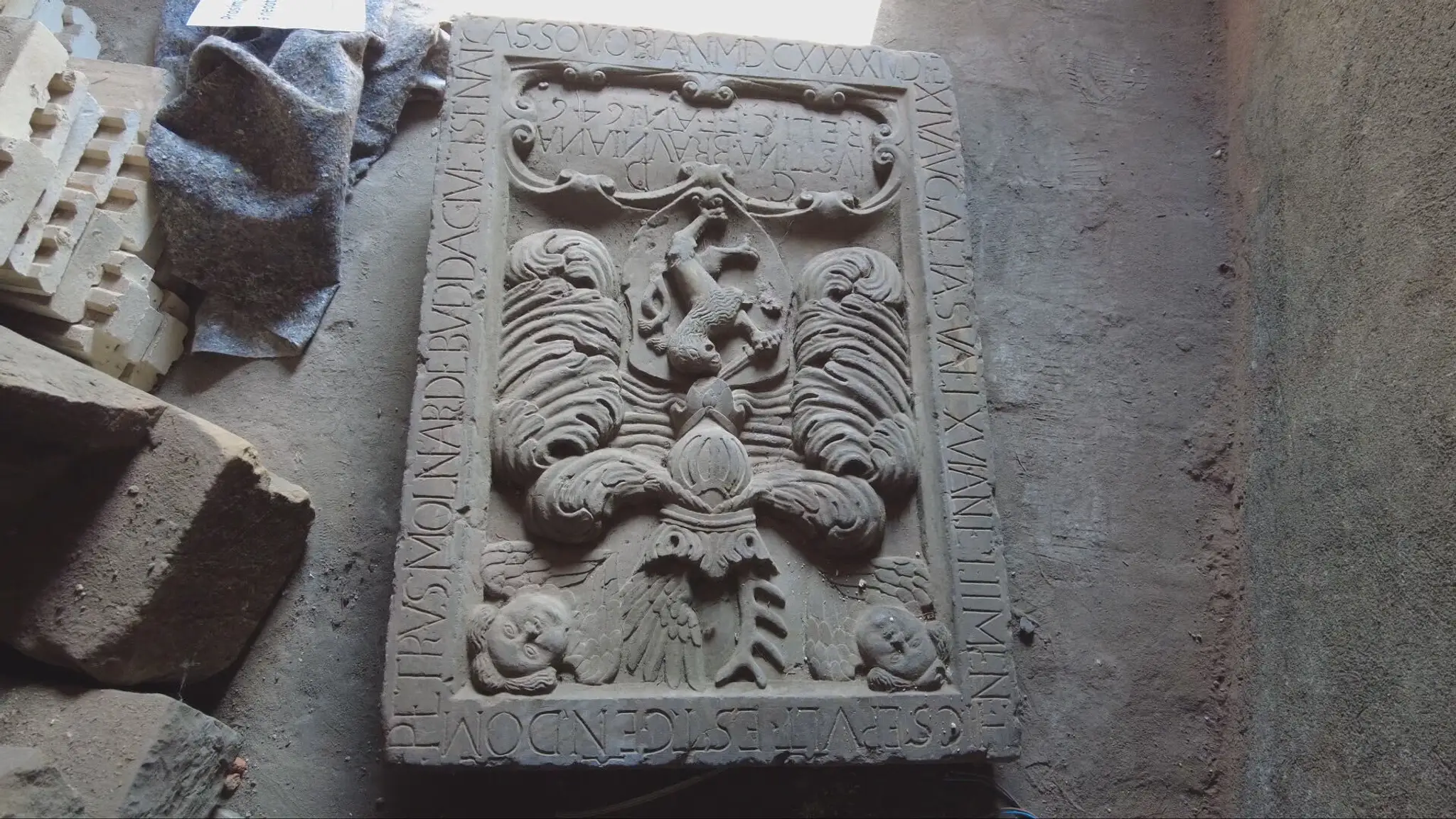 Náhrobný kameň objavili na povale historickej radnice