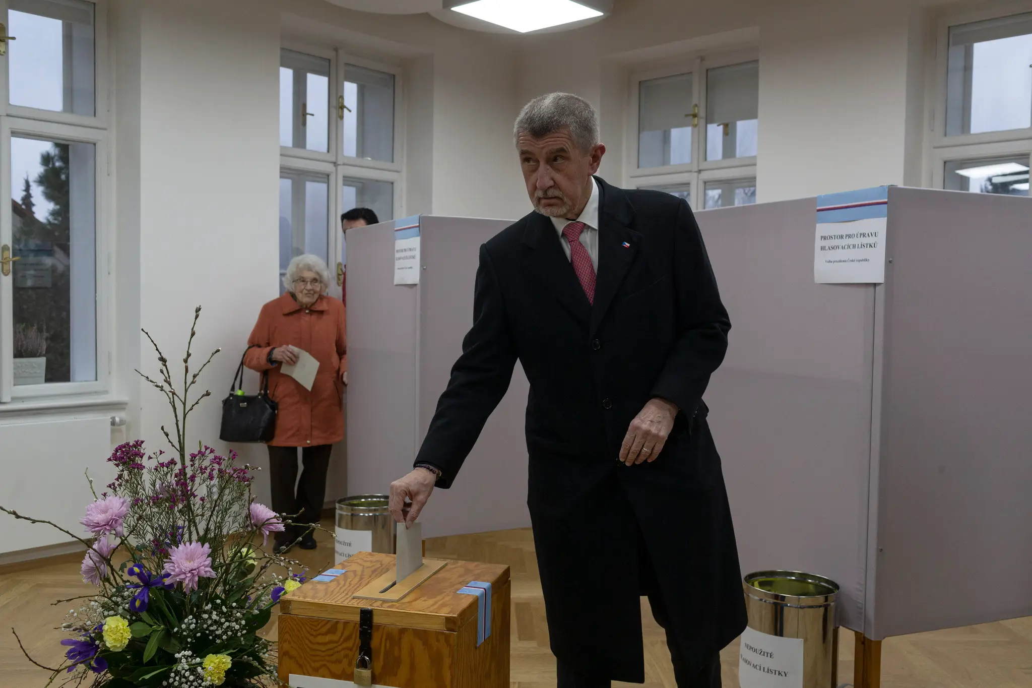 Český prezidentský kandidát Andrej Babiš vkladá obálku s hlasovacím lístkom do volebnej schránky v druhom kole prezidentských volieb