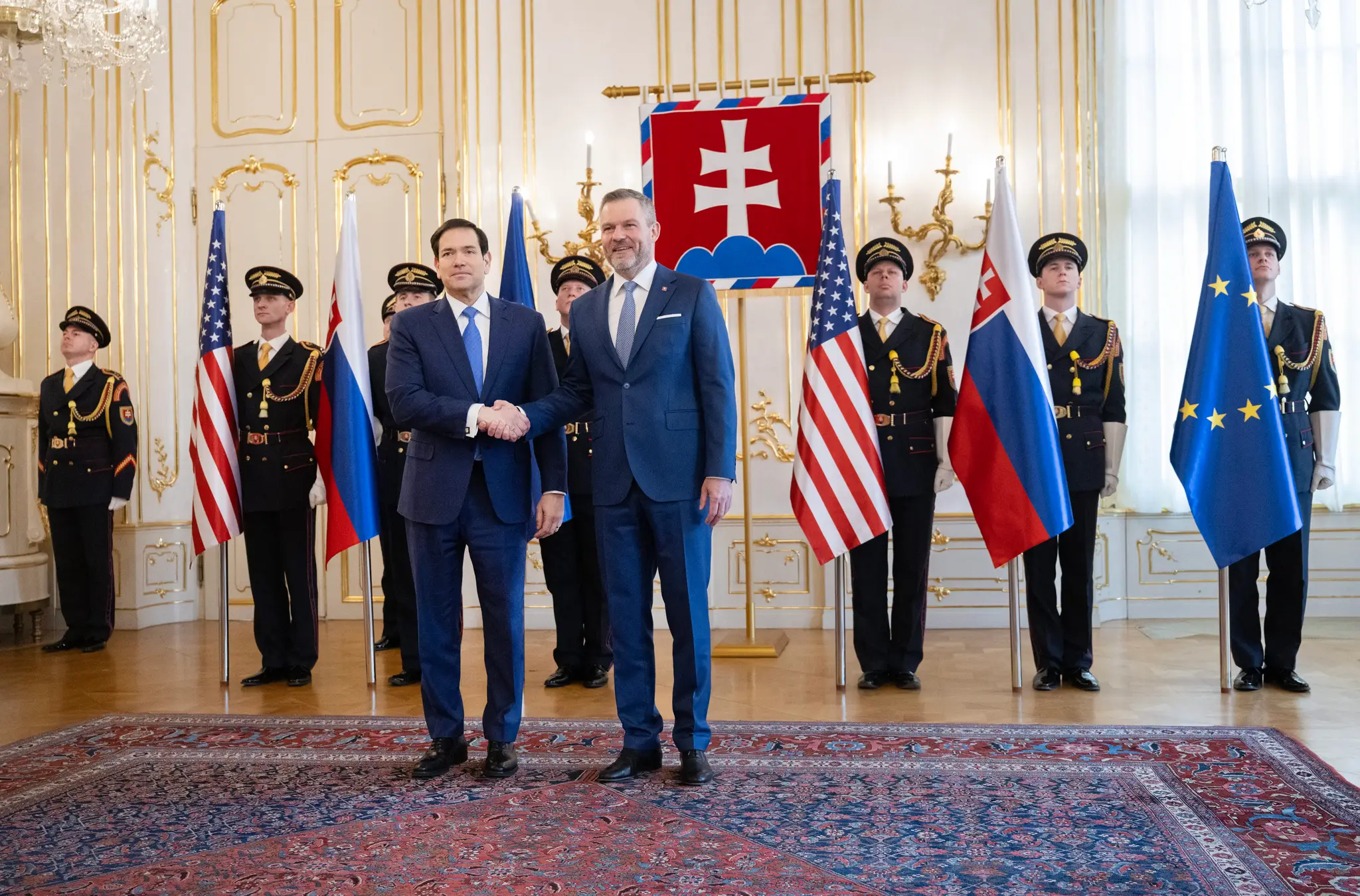 Prezident SR Peter Pellegrini (vpravo) a americký minister zahraničných vecí Marco Rubio (vľavo) počas prijatia v Prezidentskom paláci
