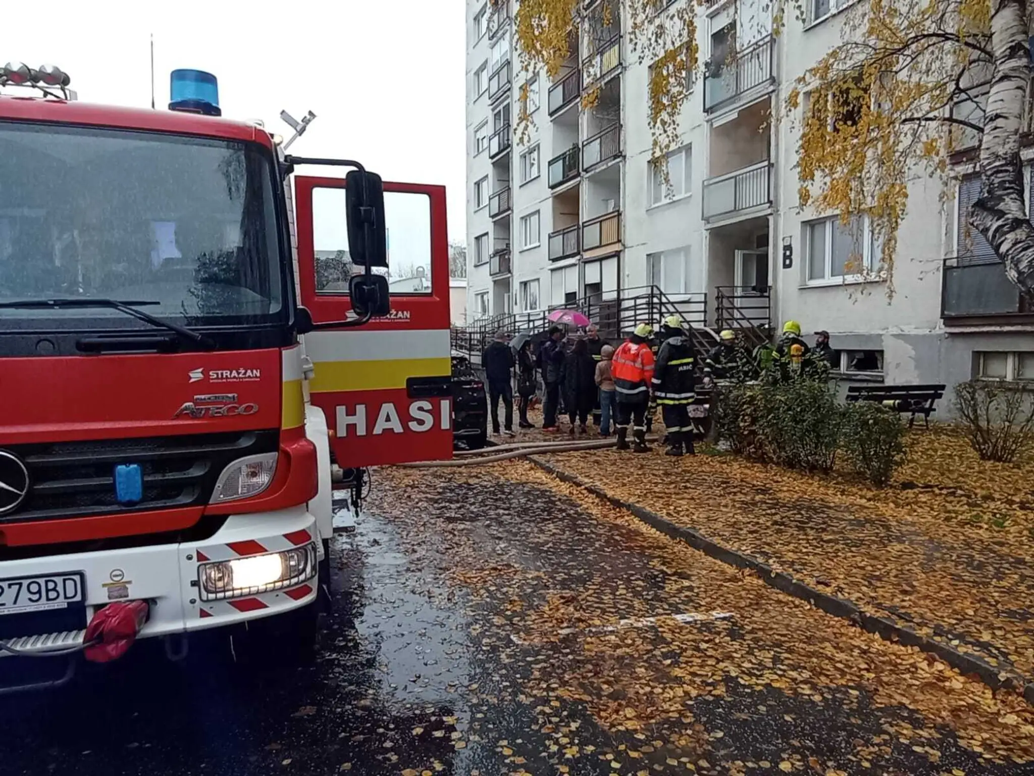 FOTO: Veľký požiar v Topoľčanoch. Bytovku evakuovali, viacero ľudí sa zranilo