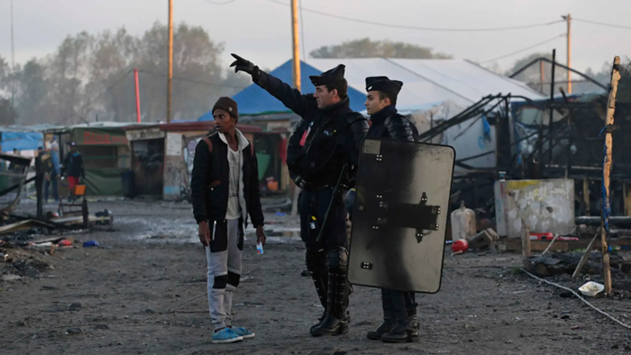 V Calais nocovalo niekoľko desiatok ľudí.