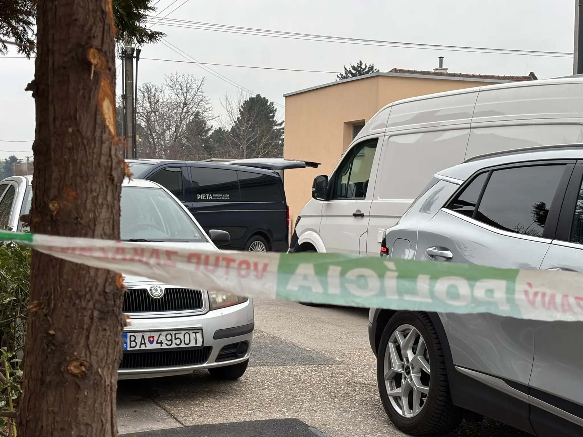 Pred rodinným domom v Ružinove, kde sa mala stať vražda.