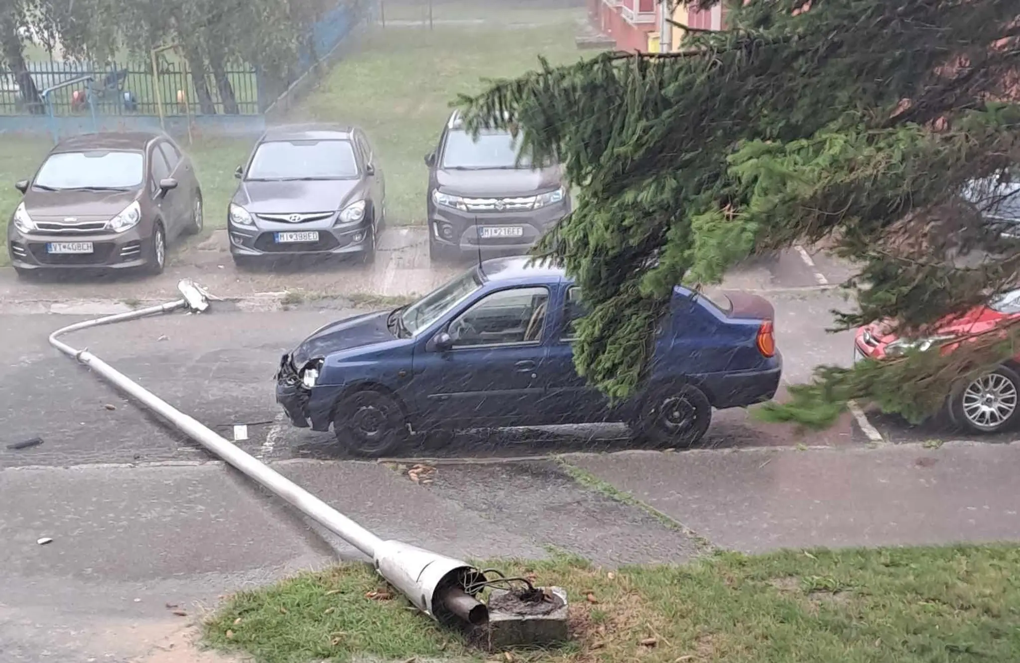 V Strážskom vietor vyvracal pouličné lampy.