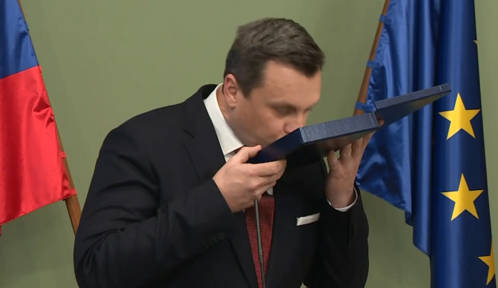 Z desiatnika rovno kapitán. Šéfa parlamentu v tichosti povýšili